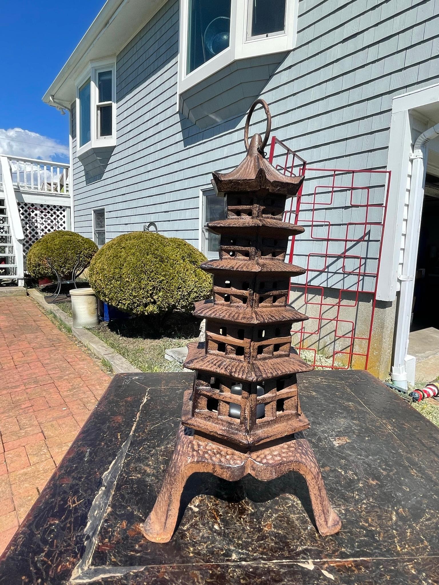 Ancienne lanterne de pagode japonaise à cinq coqs en vente 3