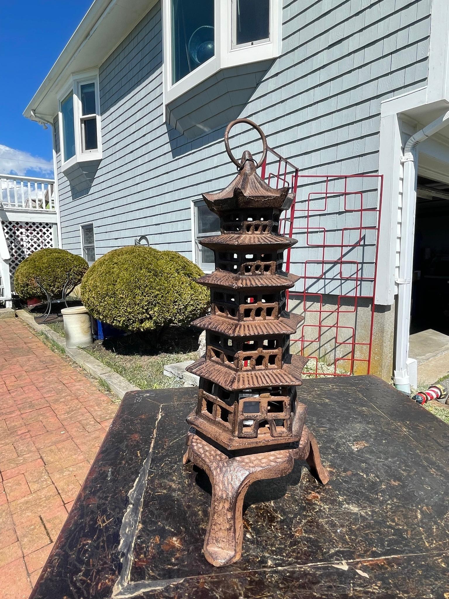 Showa Ancienne lanterne de pagode japonaise à cinq coqs en vente