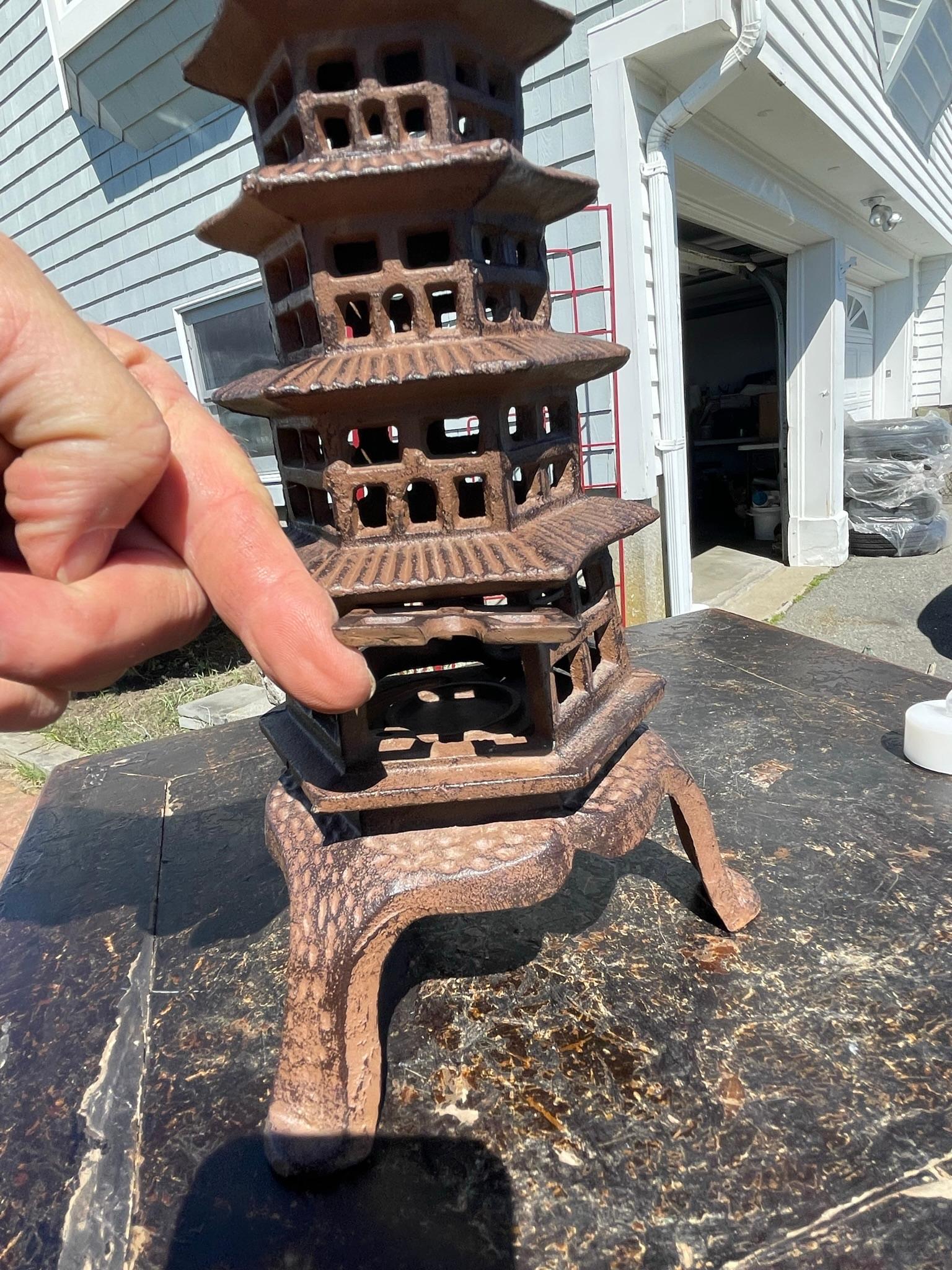 Japonais Ancienne lanterne de pagode japonaise à cinq coqs en vente