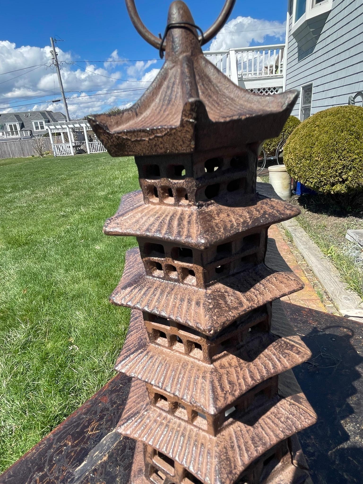 Ancienne lanterne de pagode japonaise à cinq coqs en vente 1