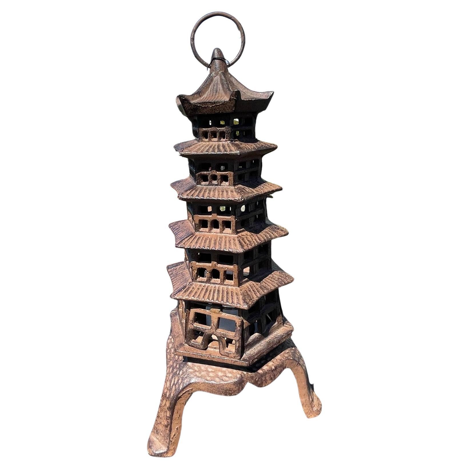 Ancienne lanterne de pagode japonaise à cinq coqs en vente