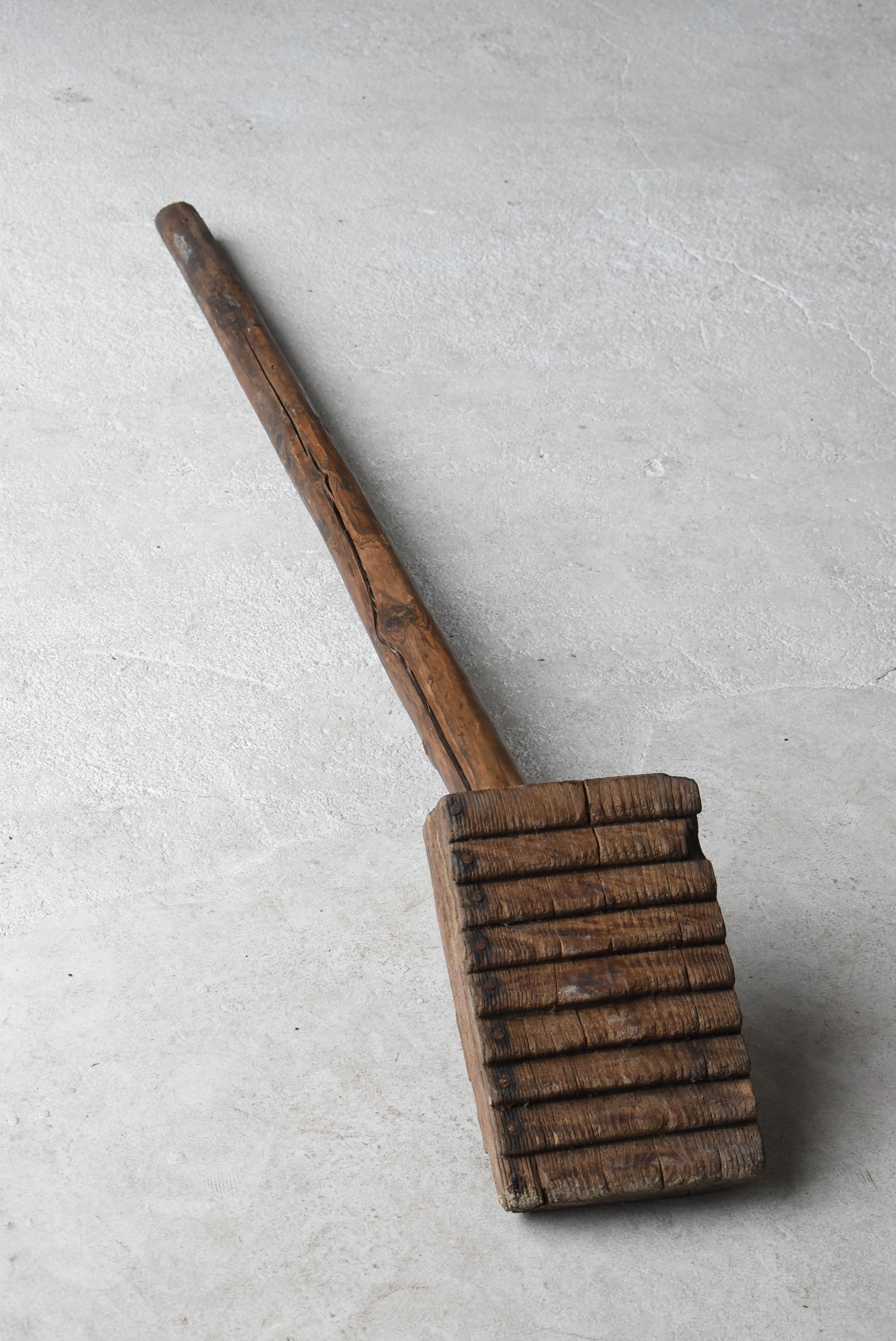 It is an old Japanese folk tool.
Probably from the Edo period.

A tool for hitting thatched roofs.

You can see that it has been used carefully.
Love is poured.

It's like a beautiful piece of art.
It is recommended.