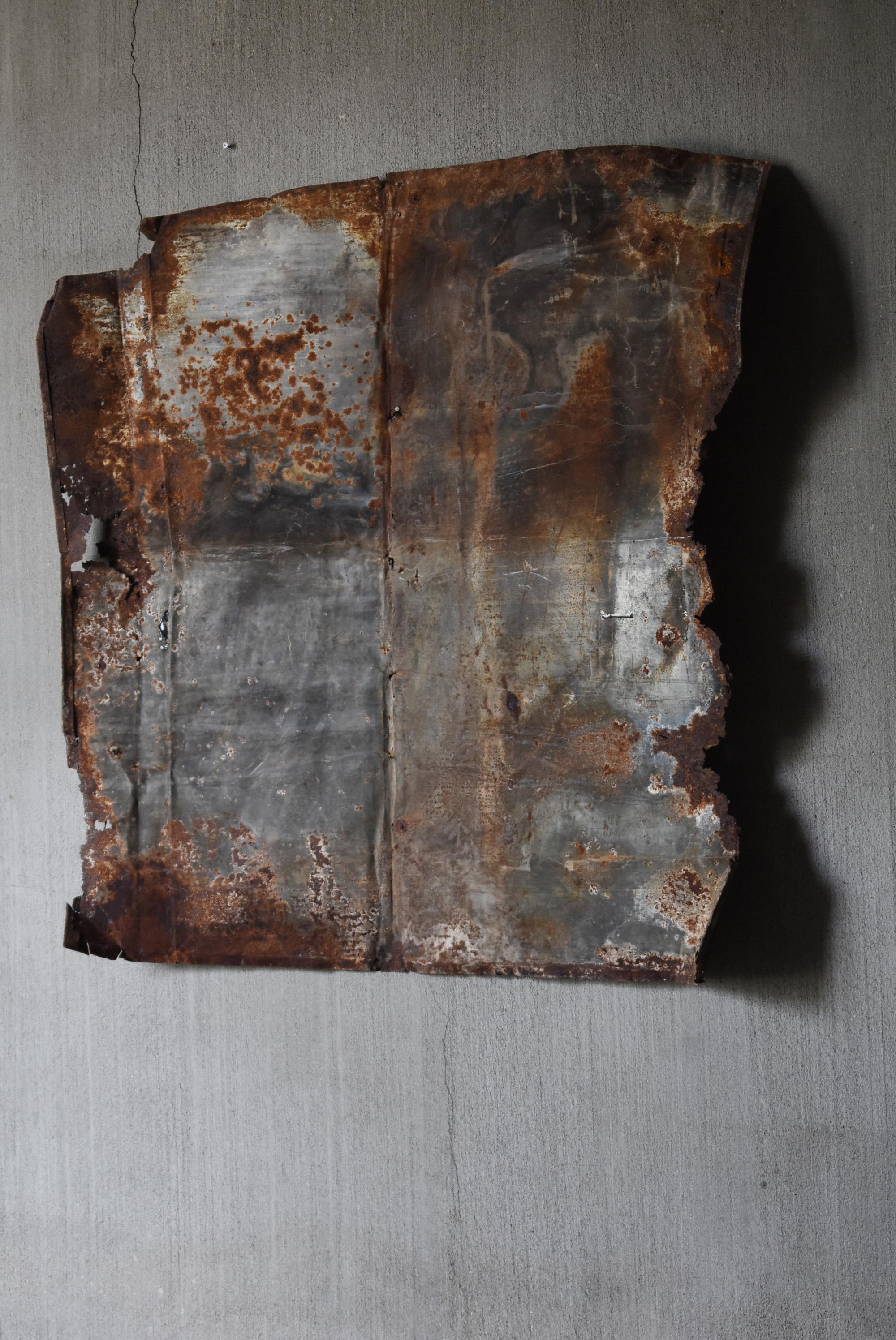 It is an old Japanese galvanized iron.
Probably from the early Showa period. (1920s-1950s)

The texture of rust is beautiful and it looks like an abstract painting.
We recommend hanging it on the wall.

Enjoy the world of WABISABI.