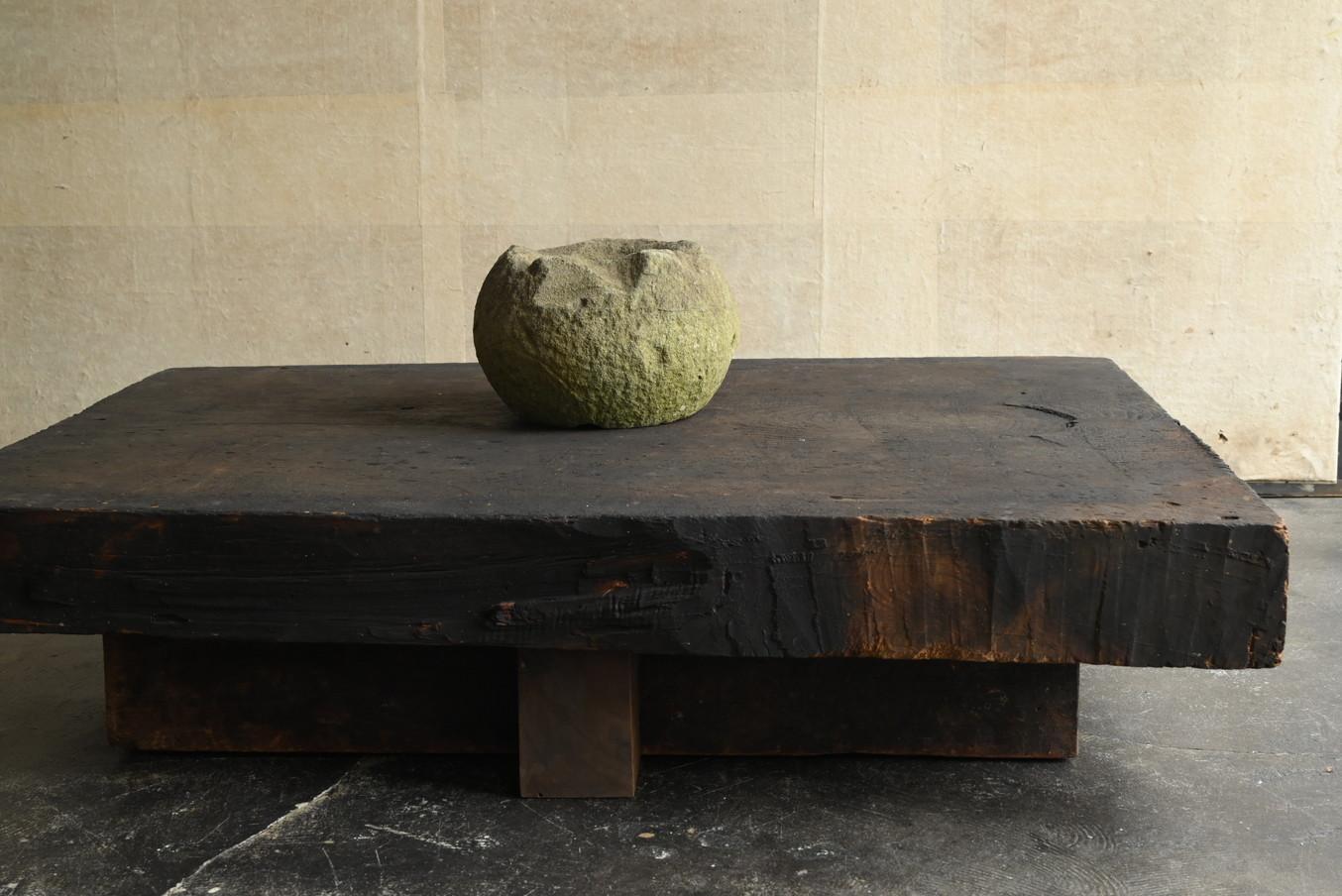 This is a traditional item that has been around in Japan for a long time.
It is thought to be a stone to catch the rain that drips from the rain gutter chain at the entrance or veranda of a house.
This is called a 