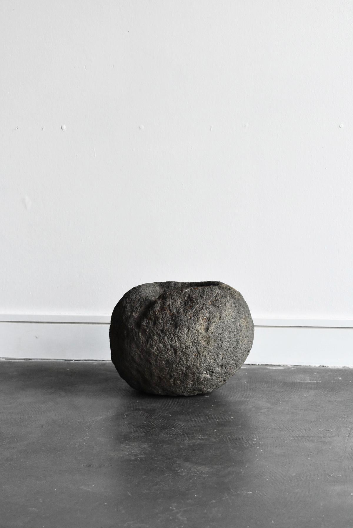 We Japanese introduce unique items with unique aesthetics, purchasing routes, and ways that no one can imitate.


This is a traditional Japanese item from ancient times.

There is a culture in Japan that makes gardens beautiful.
It is this