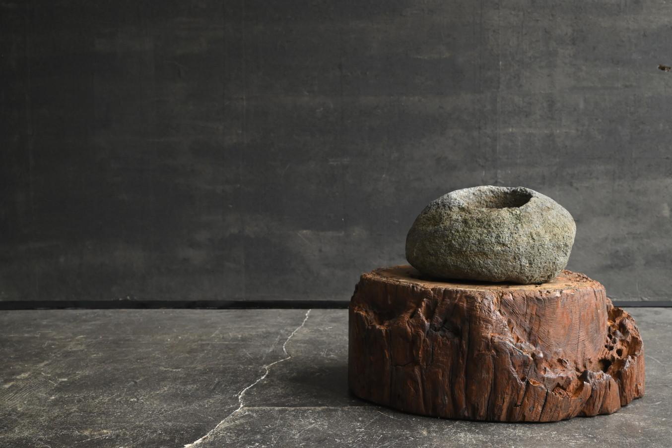 We Japanese introduce unique items with unique aesthetics, purchasing routes, and ways that no one can imitate.


This is a traditional Japanese item from ancient times.

There is a culture in Japan that makes gardens beautiful.
It is this stone
