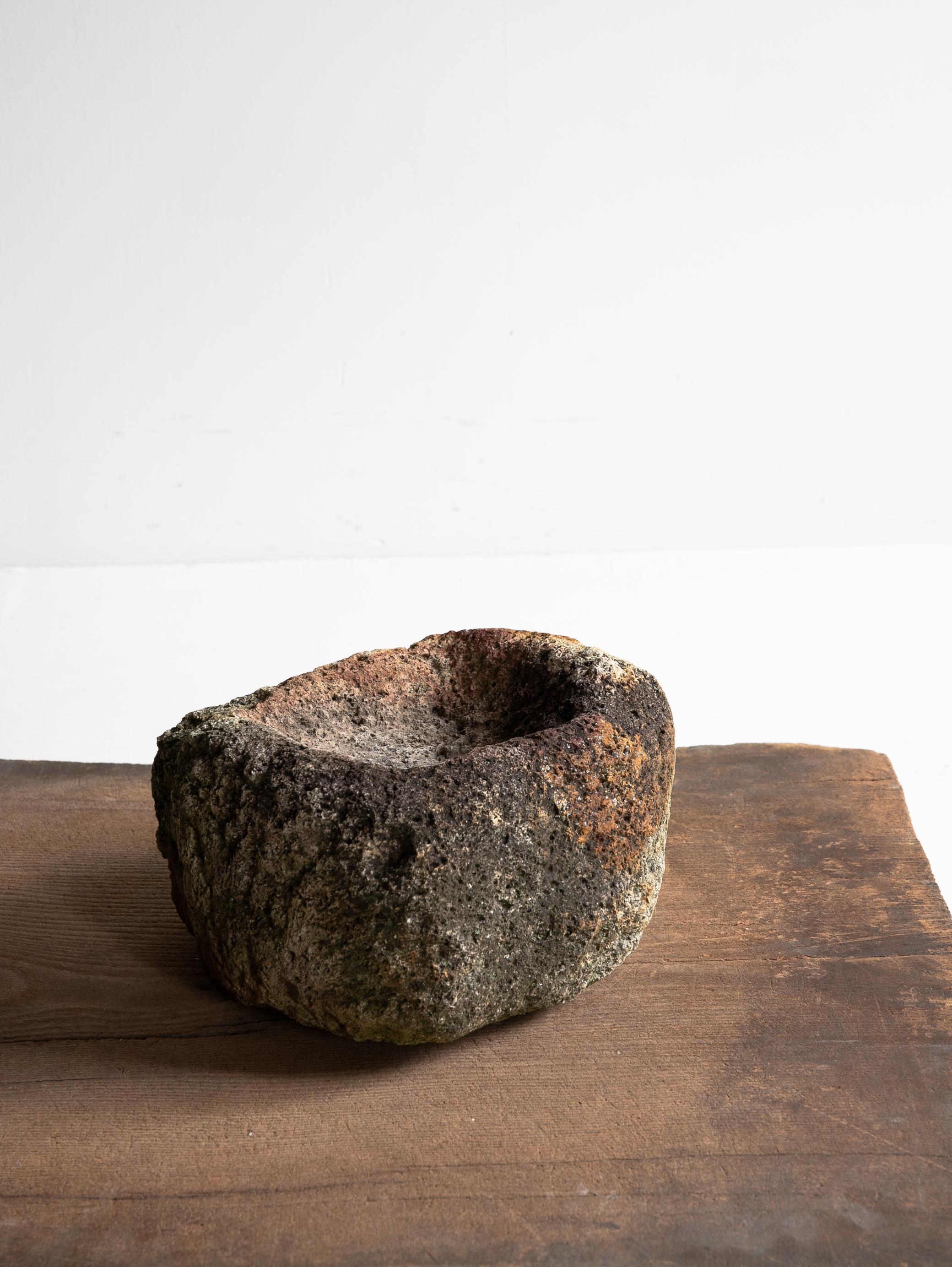 Japanese Old Garden Stone „Tsukubai/Toukeisi“ Stein-Wasserbecken aus Stein im Angebot 3