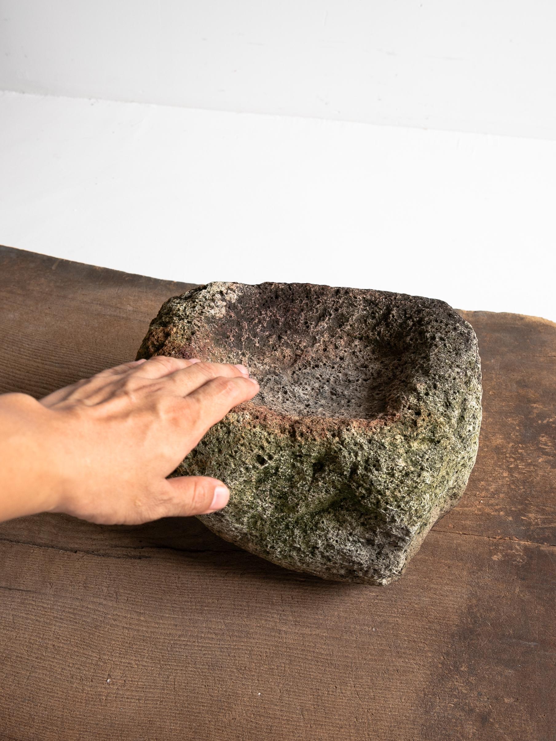 Japanese Old Garden Stone „Tsukubai/Toukeisi“ Stein-Wasserbecken aus Stein (Japanisch) im Angebot
