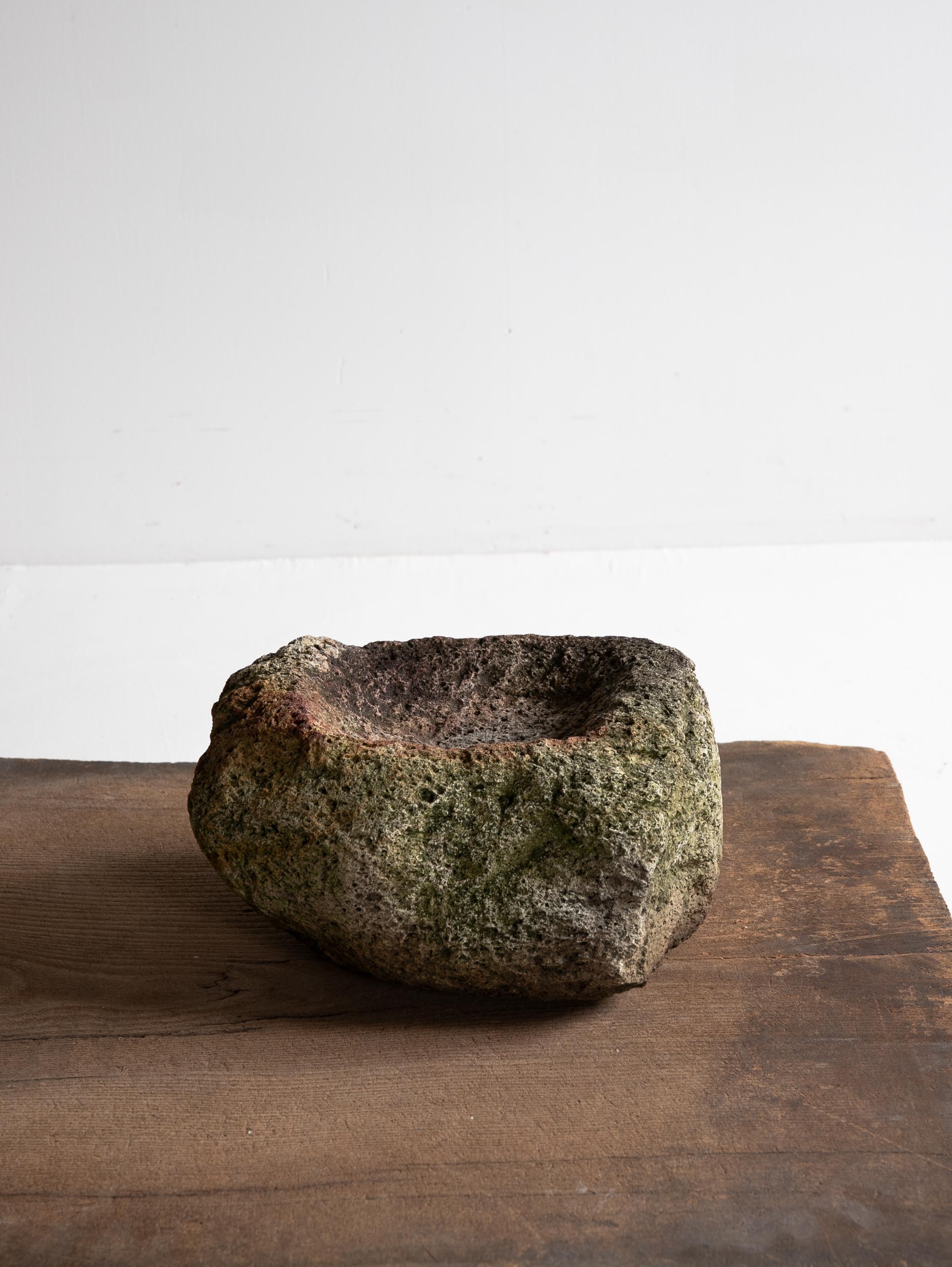 Japanese Old Garden Stone „Tsukubai/Toukeisi“ Stein-Wasserbecken aus Stein im Angebot 1