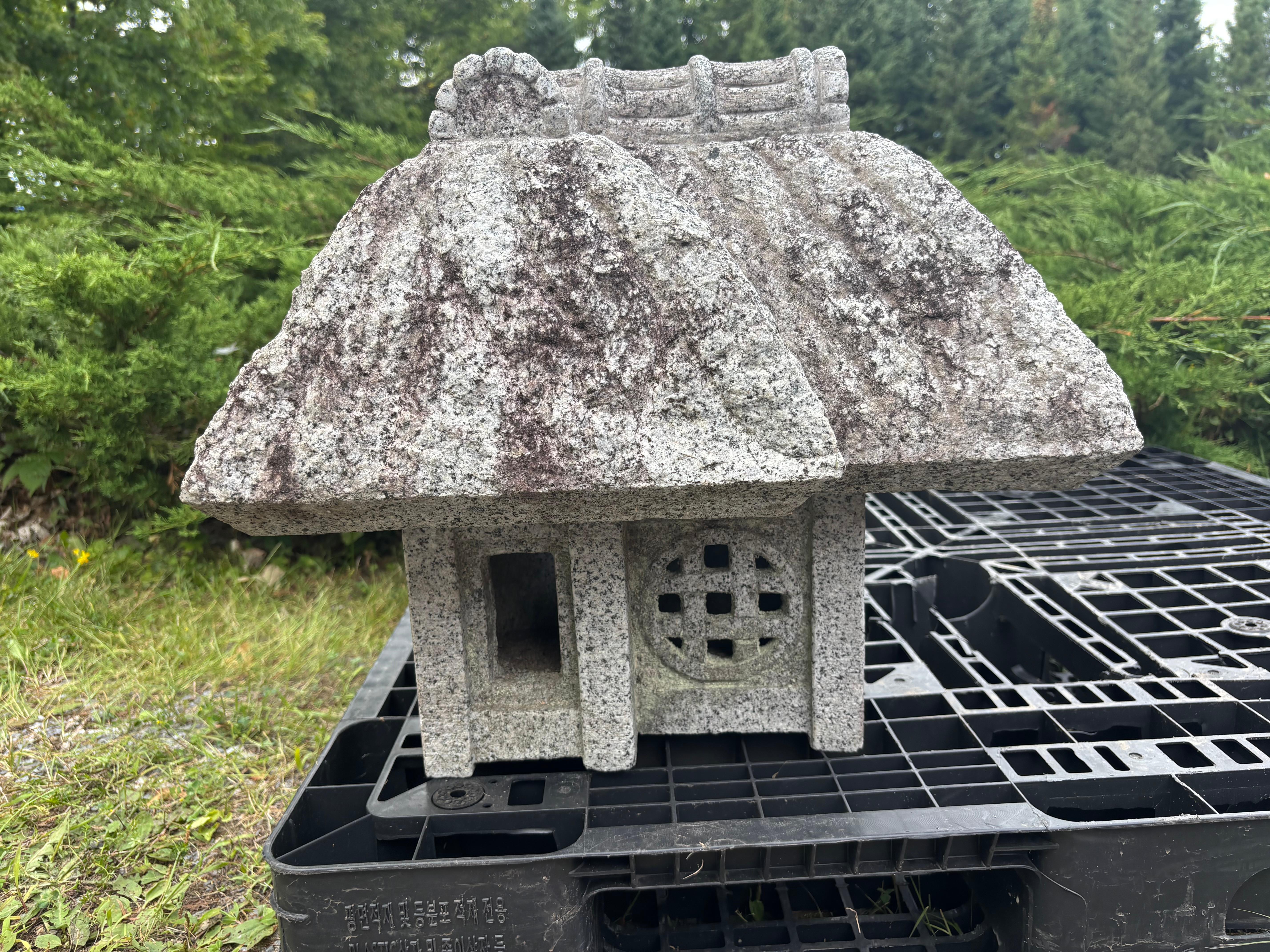 Casa de jardín japonesa de granito antiguo Model Stone Minka Lantern Showa en venta