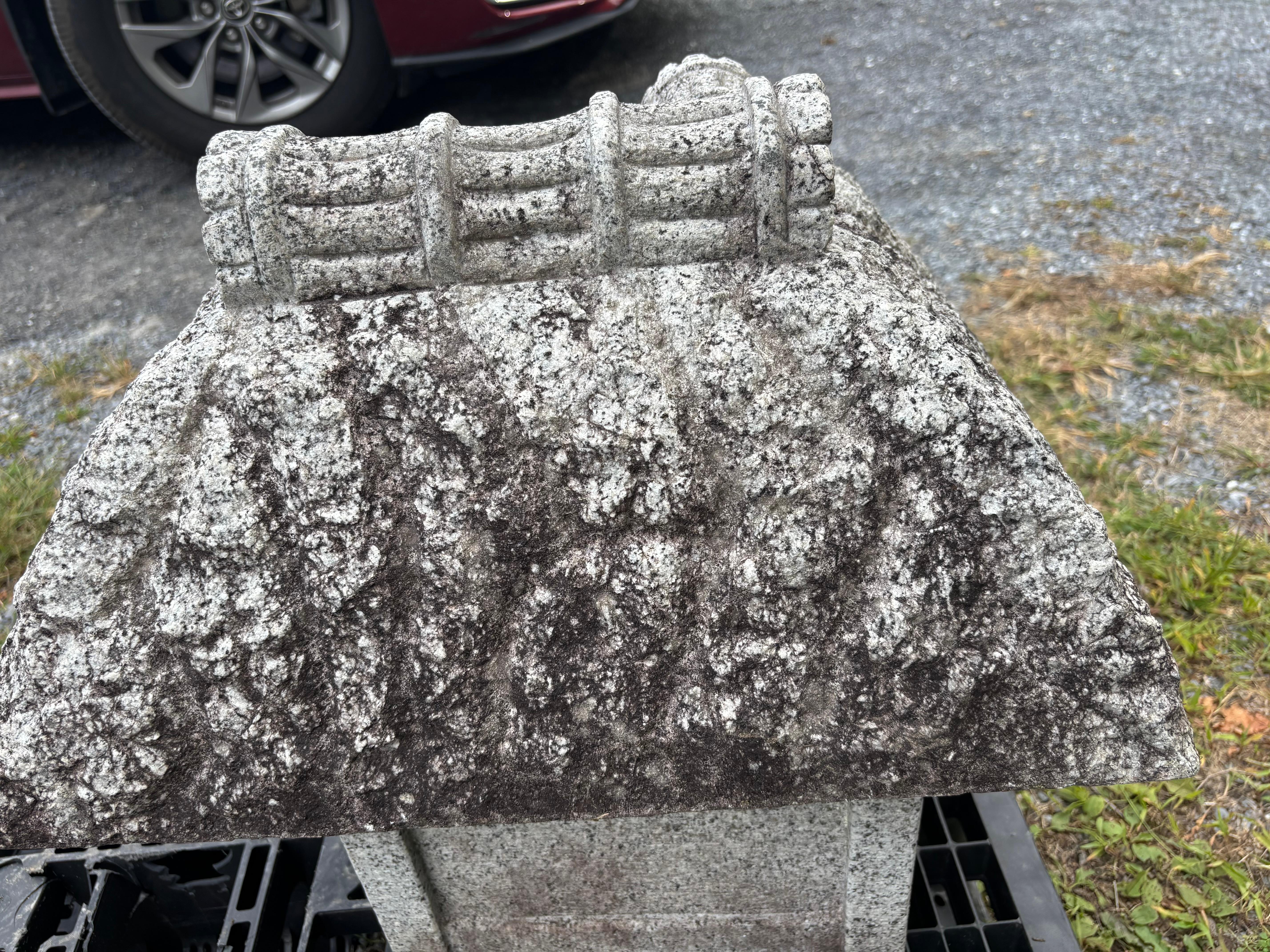 Casa de jardín japonesa de granito antiguo Model Stone Minka Lantern siglo XX en venta