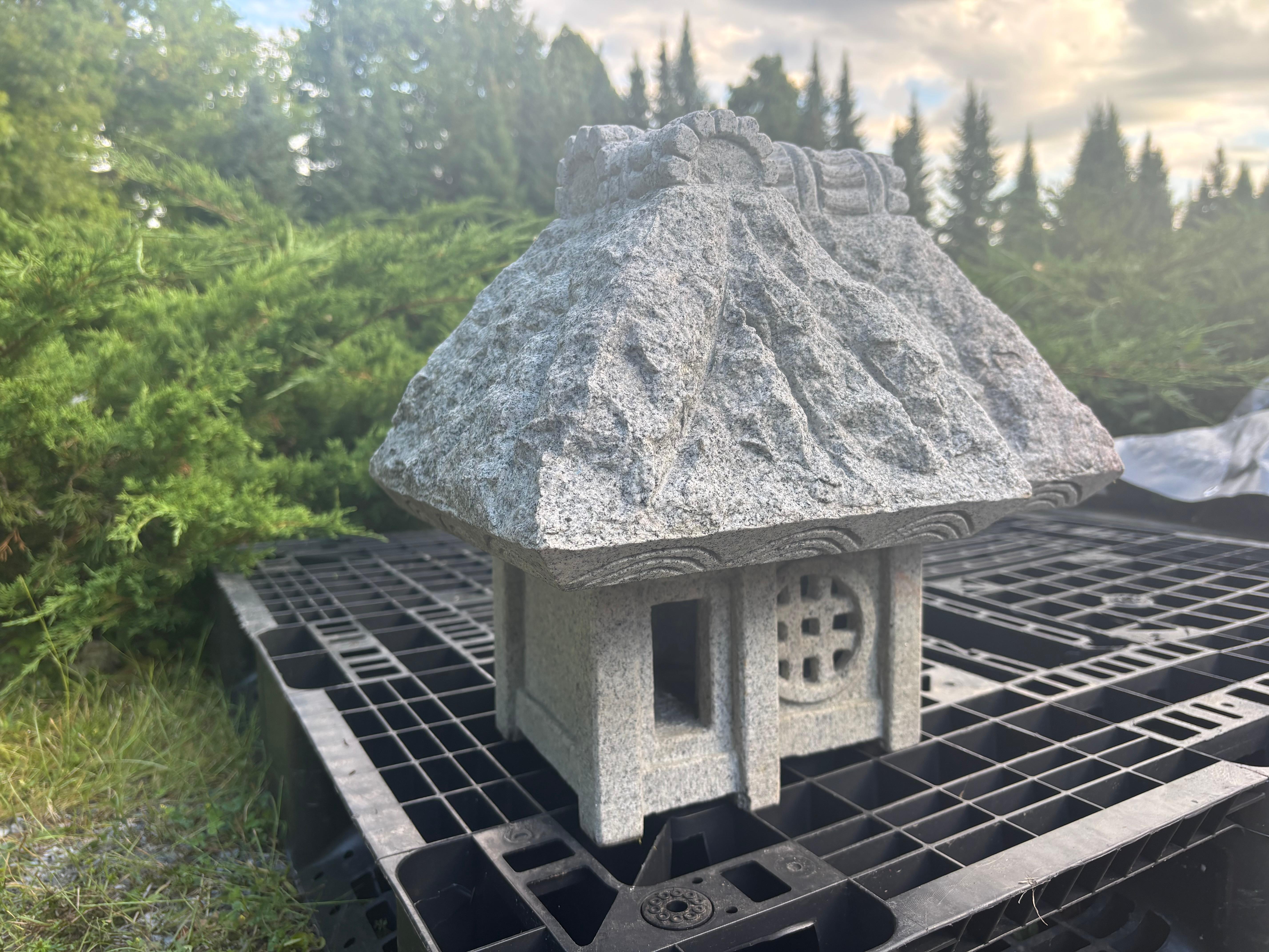 Giapponese Lanterna giapponese in granito antico per giardino A. Stone in vendita