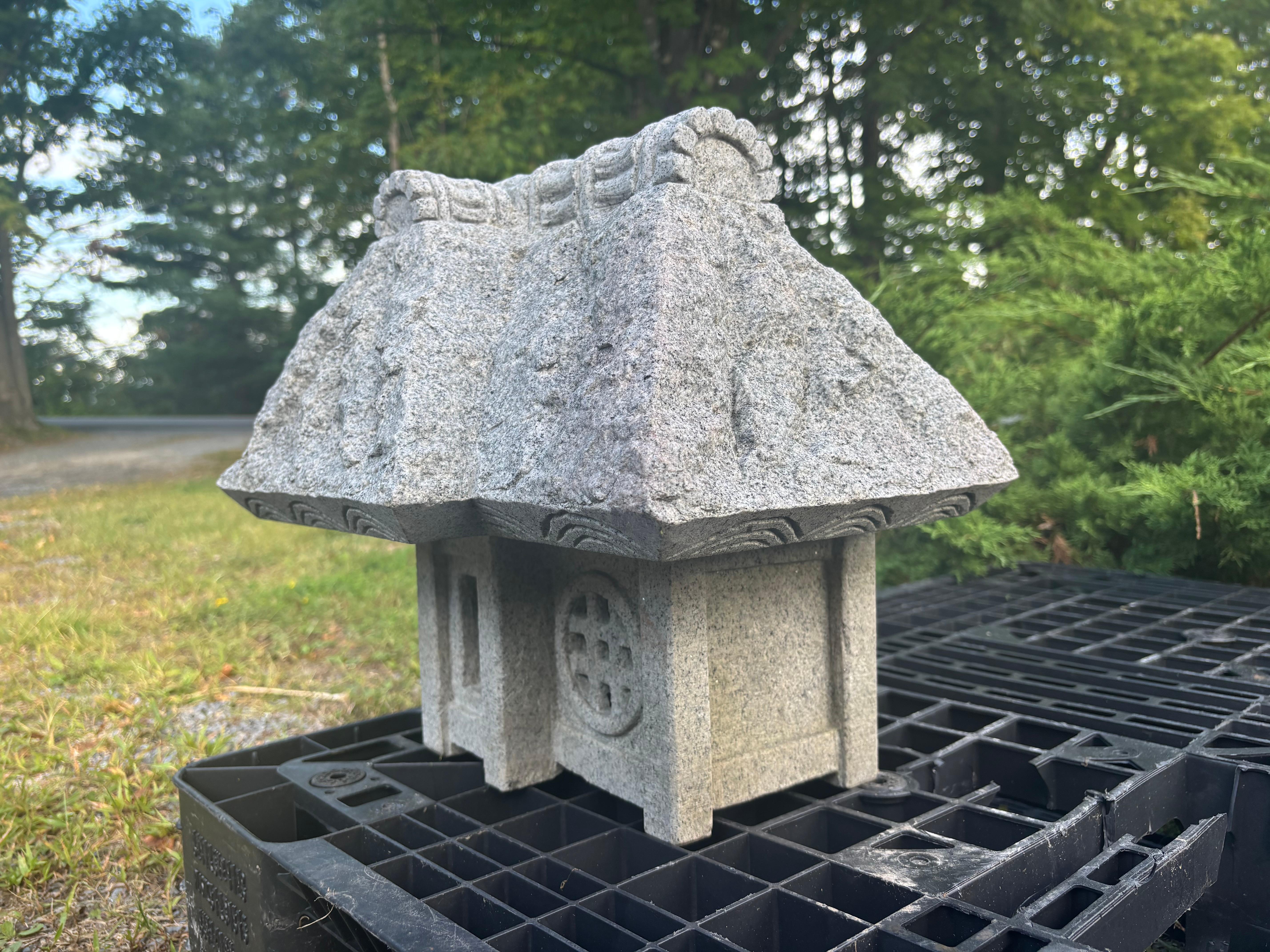 Intagliato a mano Lanterna giapponese in granito antico per giardino A. Stone in vendita