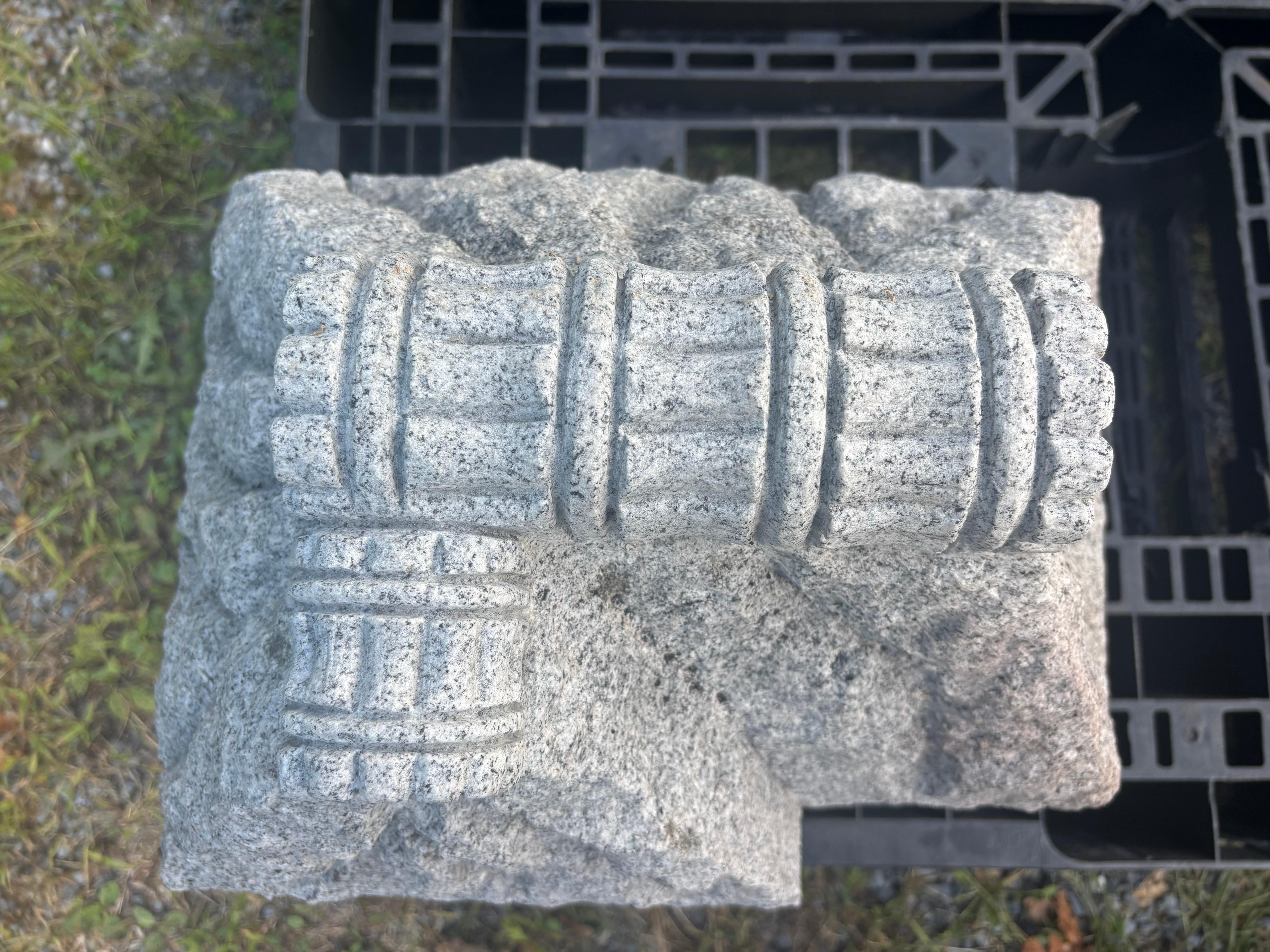 XX secolo Lanterna giapponese in granito antico per giardino A. Stone in vendita