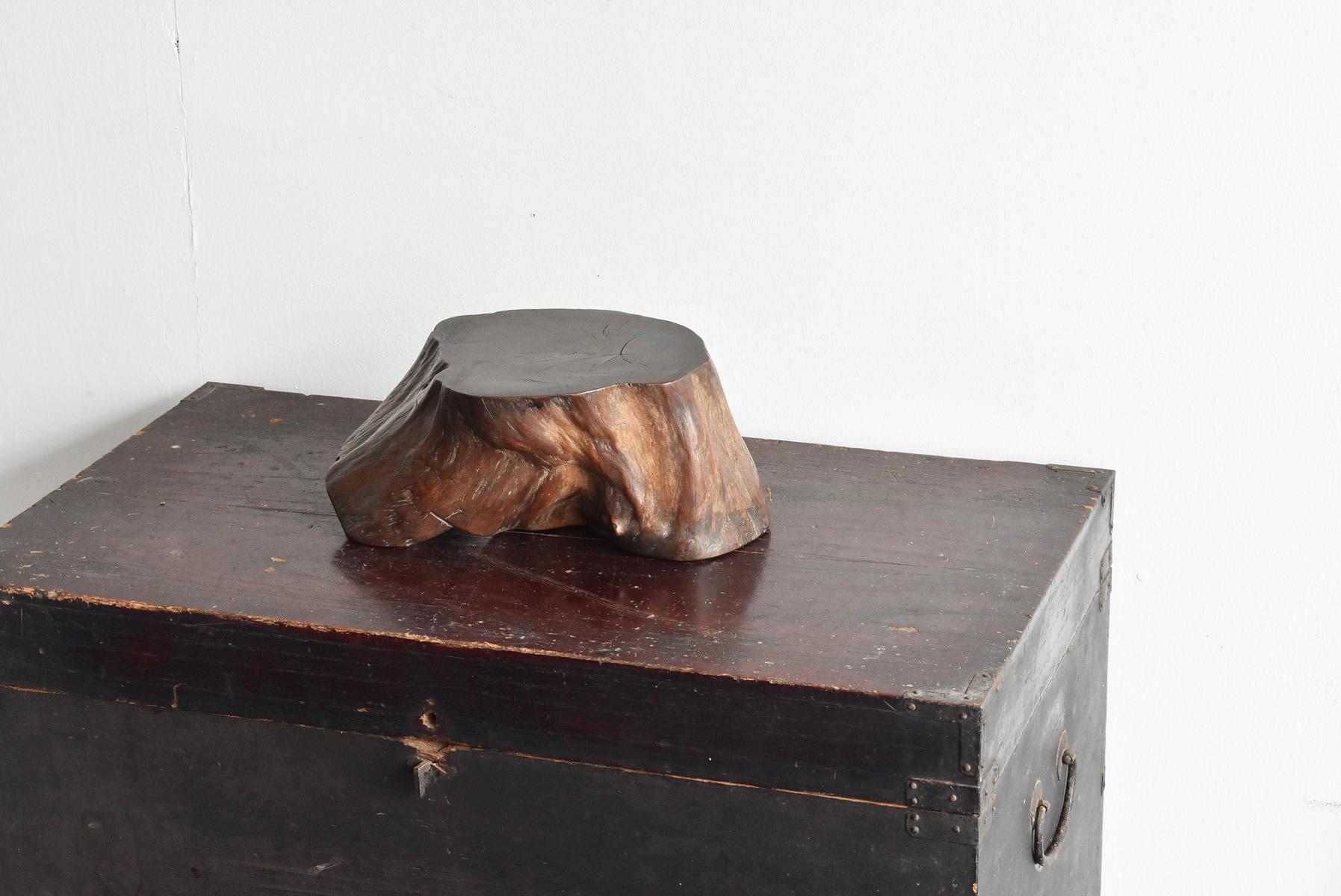 It is a small stump stand of the Showa period in Japan.
I think it was made to put incense burners and bonsai.

The type of wood is unknown, but it is hard and heavy.
It is a work that makes use of the expression of wood as it is.

It's very