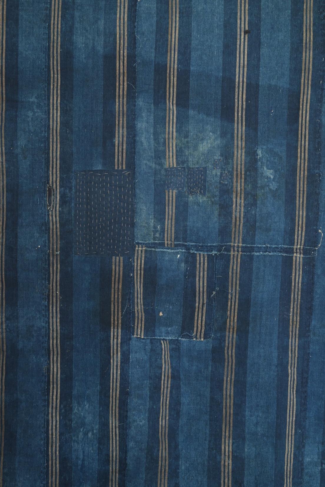 Tissu rayé japonais ancien teint à l'indigo / Tapisserie / début du 20e siècle / BORO en vente 3