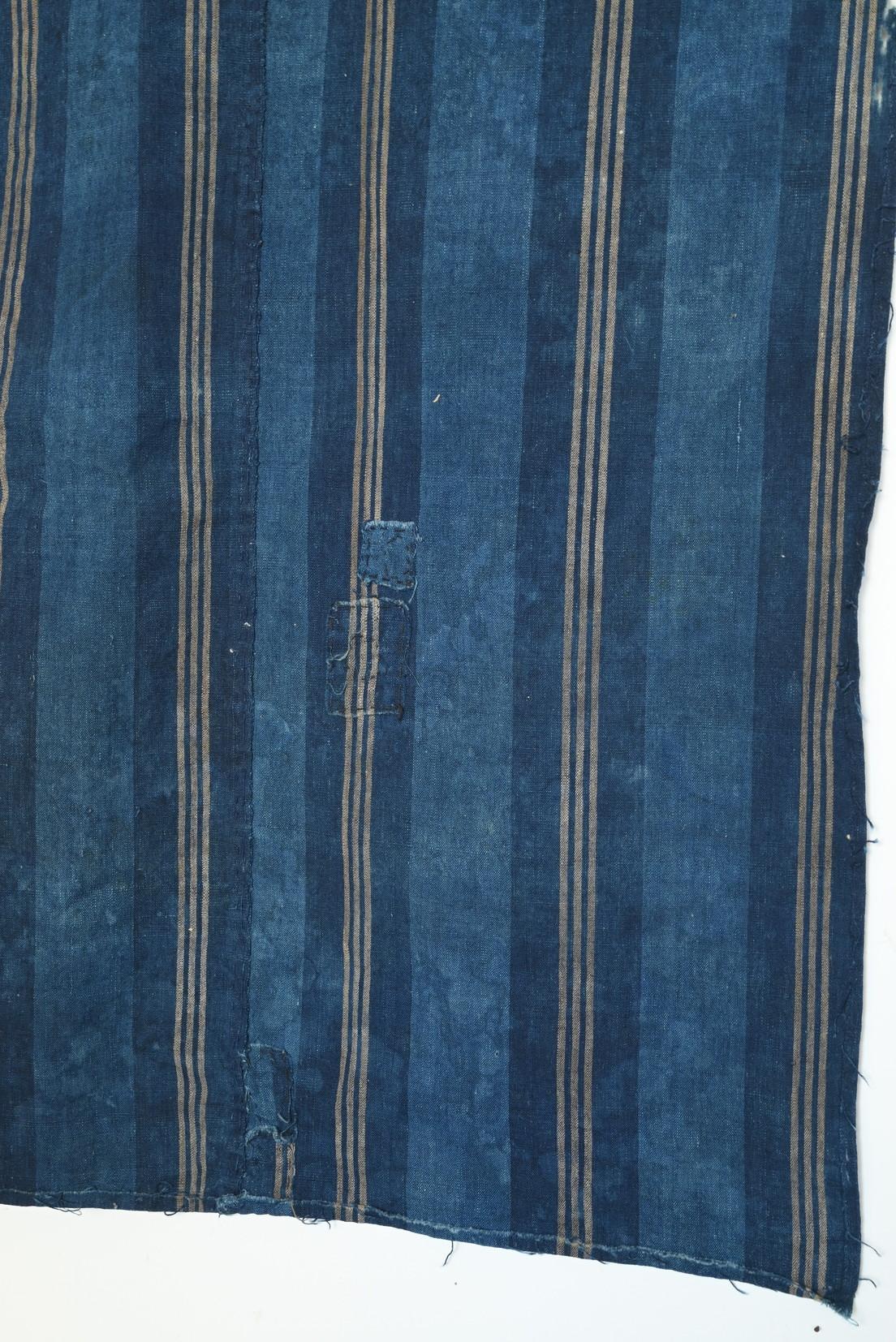 Tissu rayé japonais ancien teint à l'indigo / Tapisserie / début du 20e siècle / BORO en vente 4