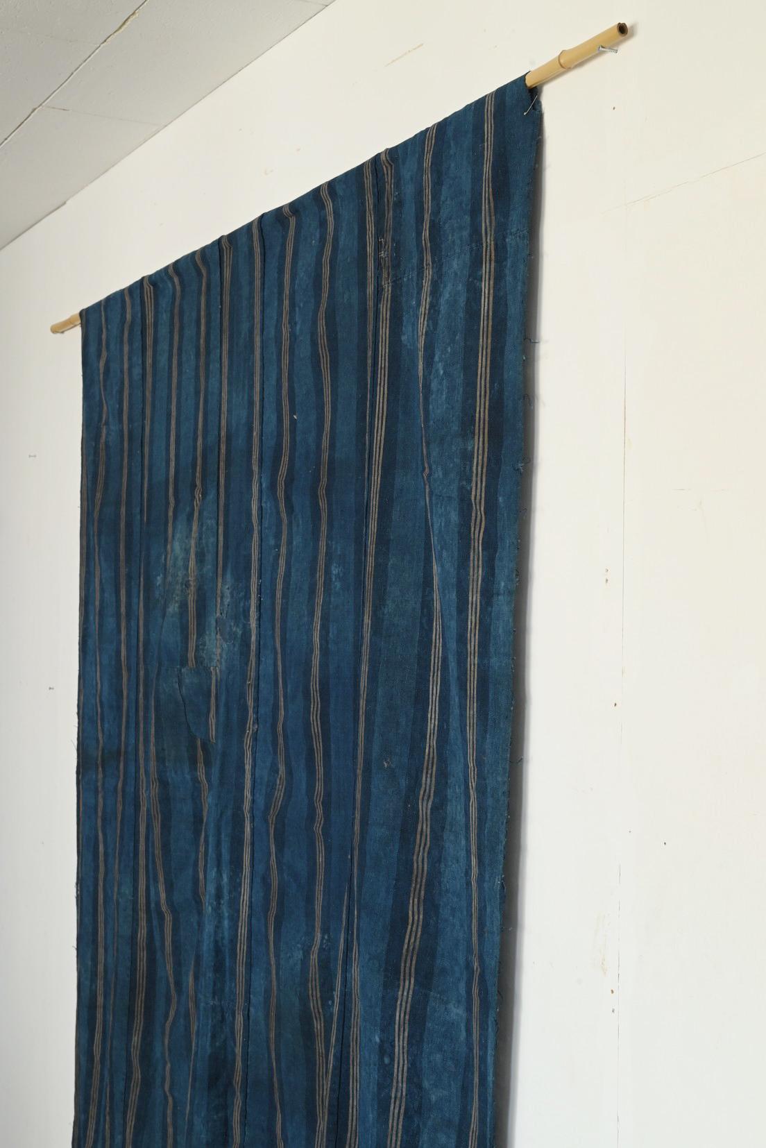 Tissu rayé japonais ancien teint à l'indigo / Tapisserie / début du 20e siècle / BORO en vente 5