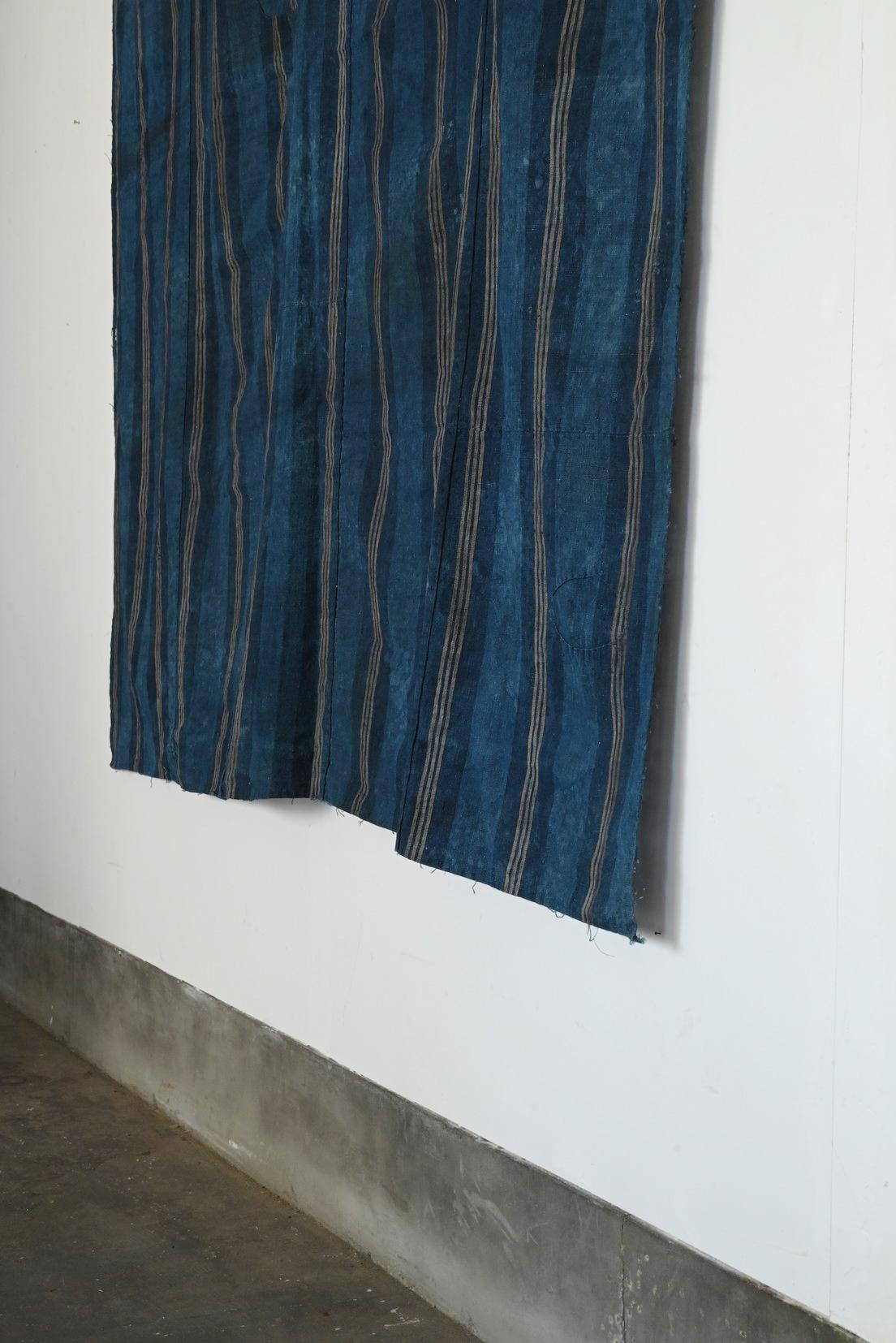 Tissu rayé japonais ancien teint à l'indigo / Tapisserie / début du 20e siècle / BORO en vente 6