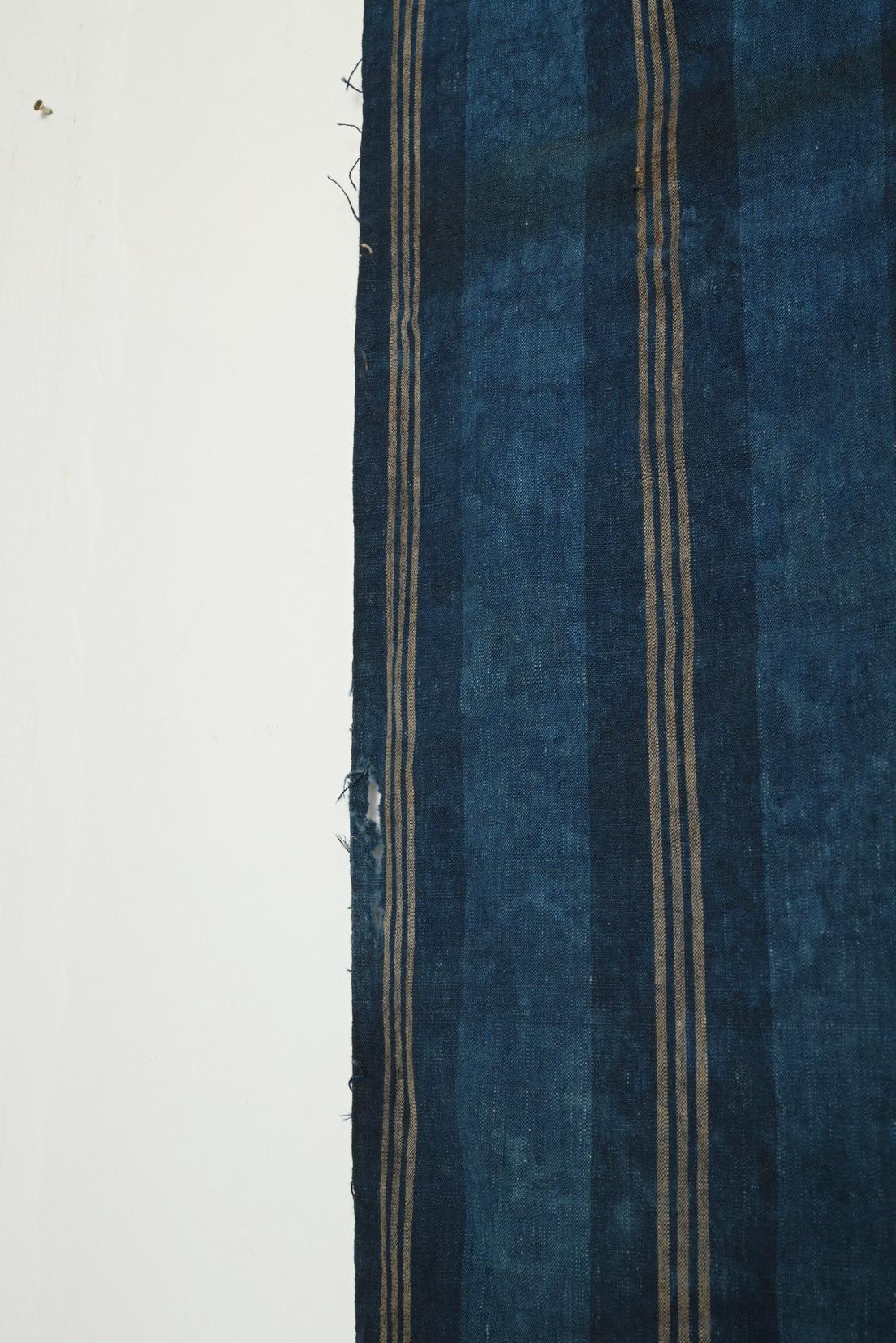 Tissu rayé japonais ancien teint à l'indigo / Tapisserie / début du 20e siècle / BORO en vente 7