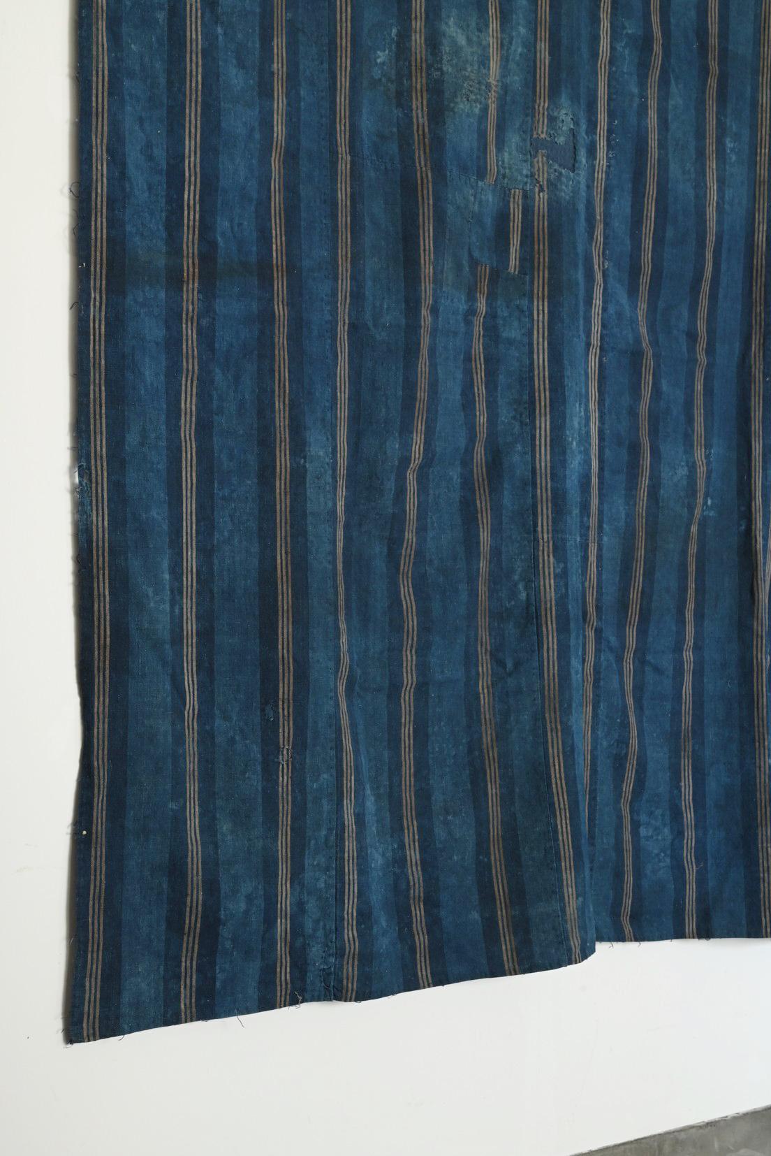 20ième siècle Tissu rayé japonais ancien teint à l'indigo / Tapisserie / début du 20e siècle / BORO en vente