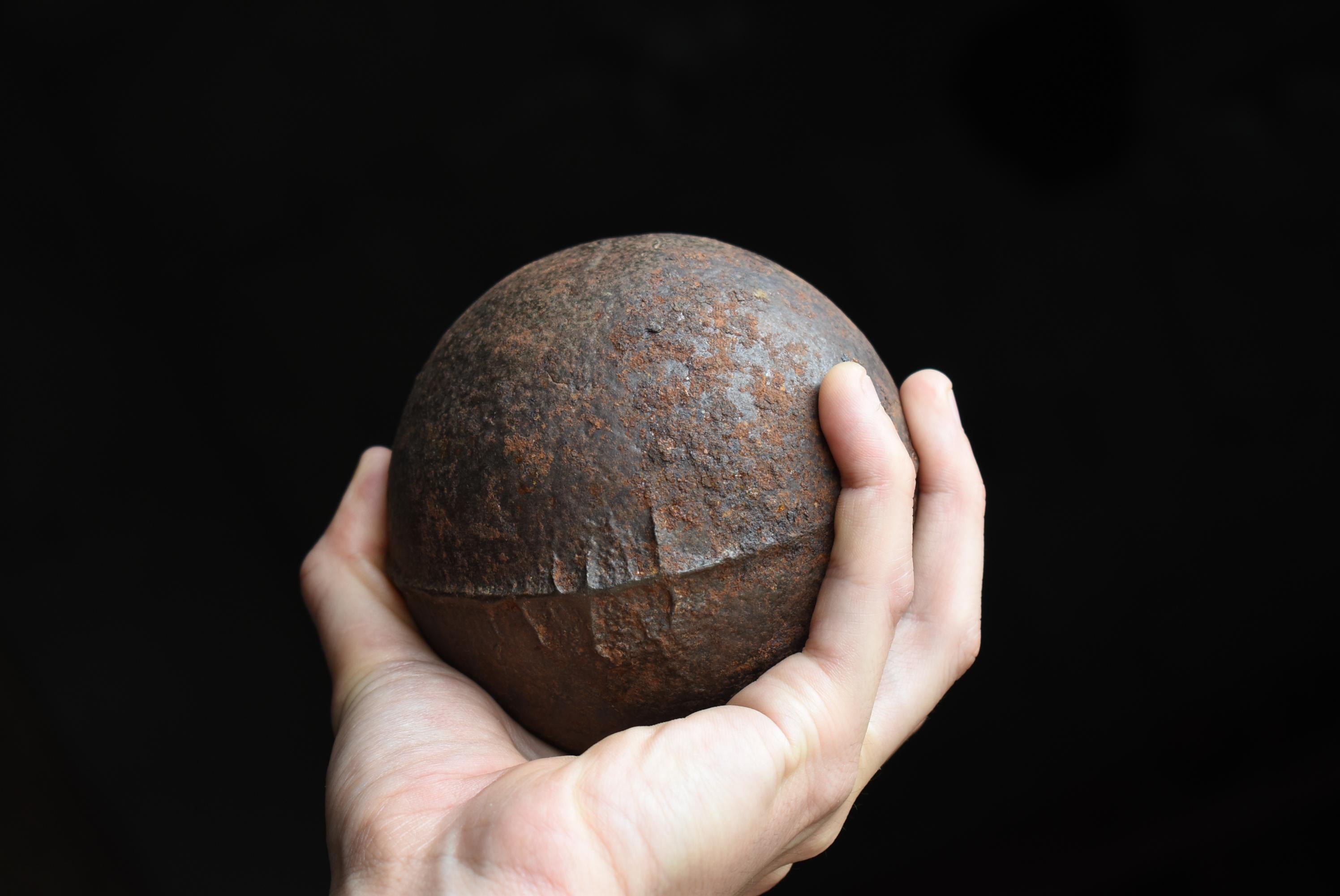 It is an old Japanese iron ball.
The era will be Showa.
The rusty texture is beautiful.

Weight: 4kg

Please enjoy the world of Wabi-Sabi.
Wabisabi is a philosophy of beauty unique to Japan.
