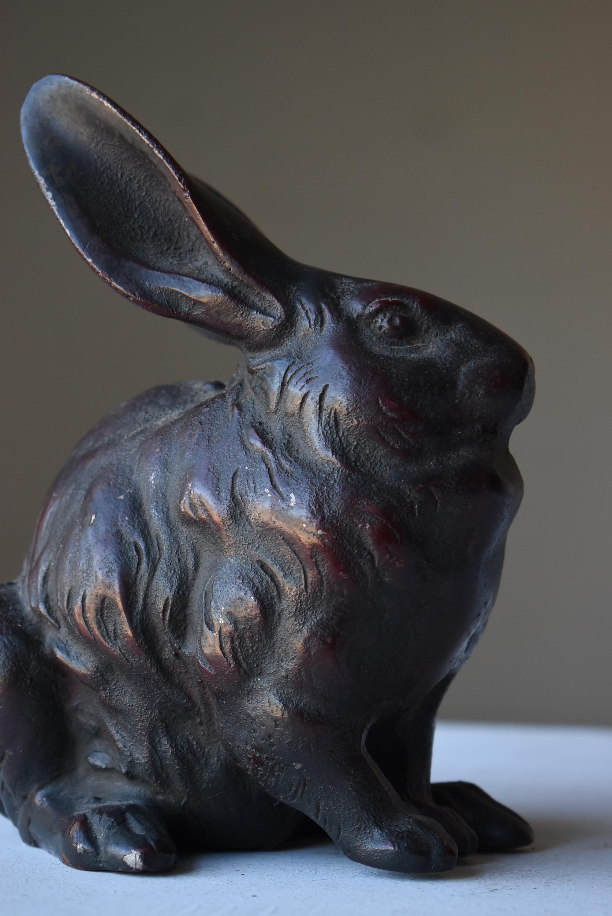 Japanisches altes Eisen Kaninchen, 1940er-1970er Jahre, Skulptur, Figur, Objekt, Wabi Sabi im Angebot 6