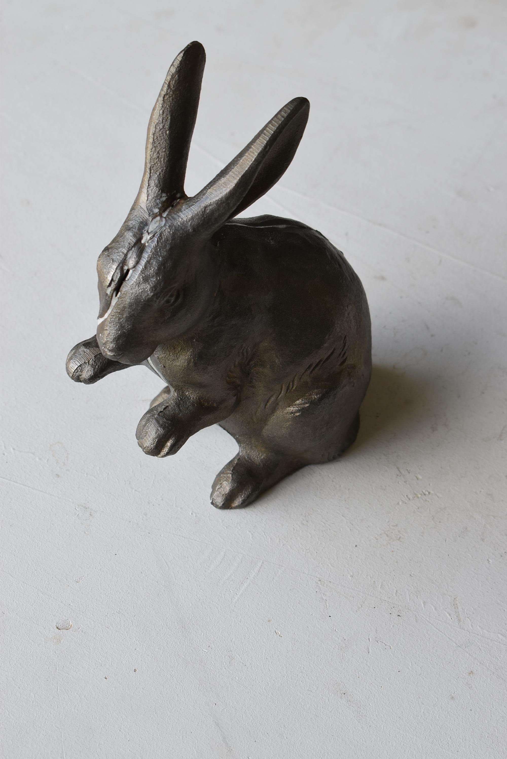 Japanisches altes Eisen Kaninchen, 1940er-1970er Jahre, Skulptur, Figur, Objekt, Wabi Sabi im Angebot 9