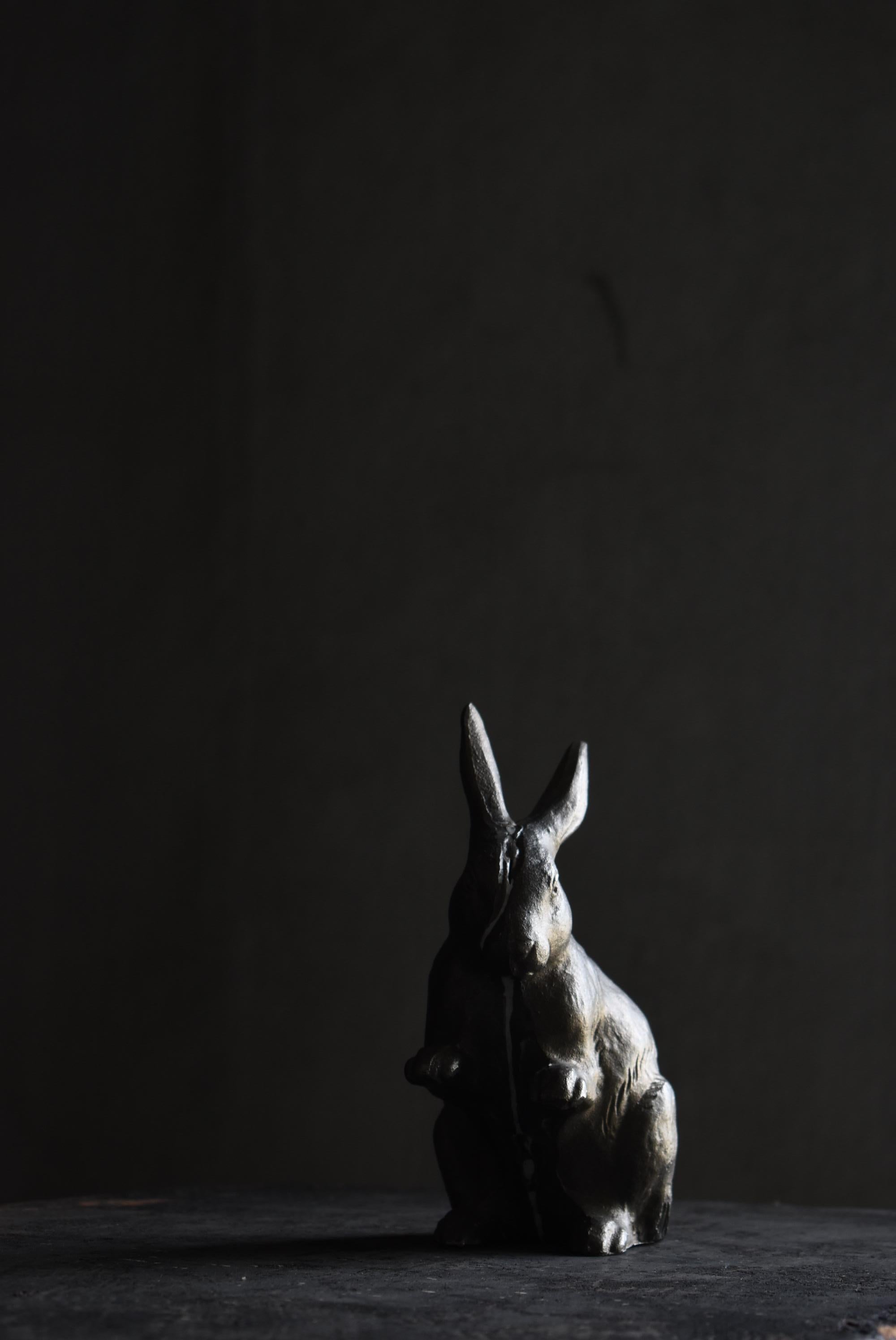 Japanisches altes Eisen Kaninchen, 1940er-1970er Jahre, Skulptur, Figur, Objekt, Wabi Sabi im Angebot 13