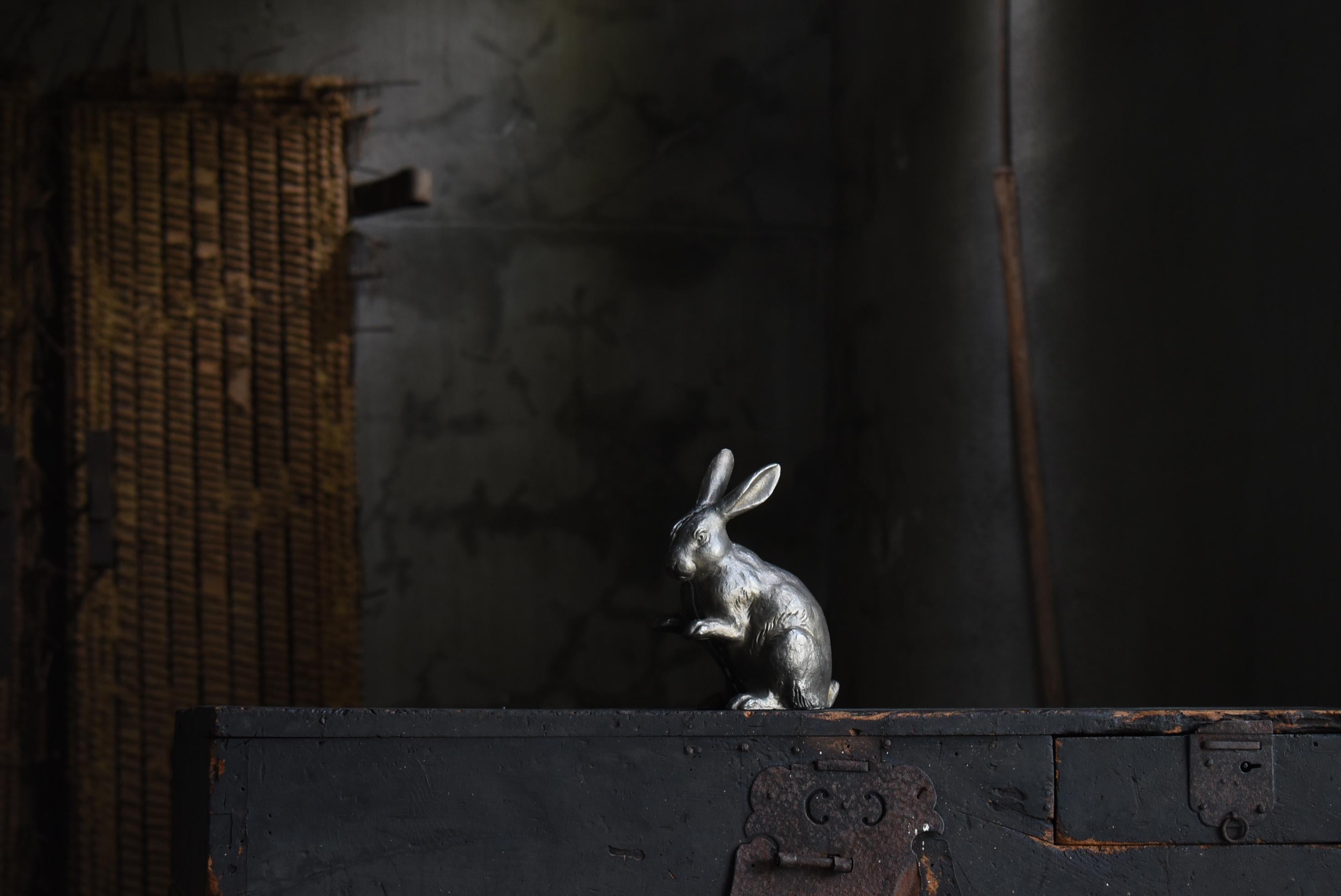 Dies ist eine alte japanische Kaninchenfigur aus Eisen.
Es stammt aus der mittleren Showa-Periode (1940er-1970er Jahre).
Er ist aus Gusseisen gefertigt.

Sehr aufwendig gemacht.
Es hat ein Gefühl von Massivität, das dem Gusseisen eigen ist.
Trotz