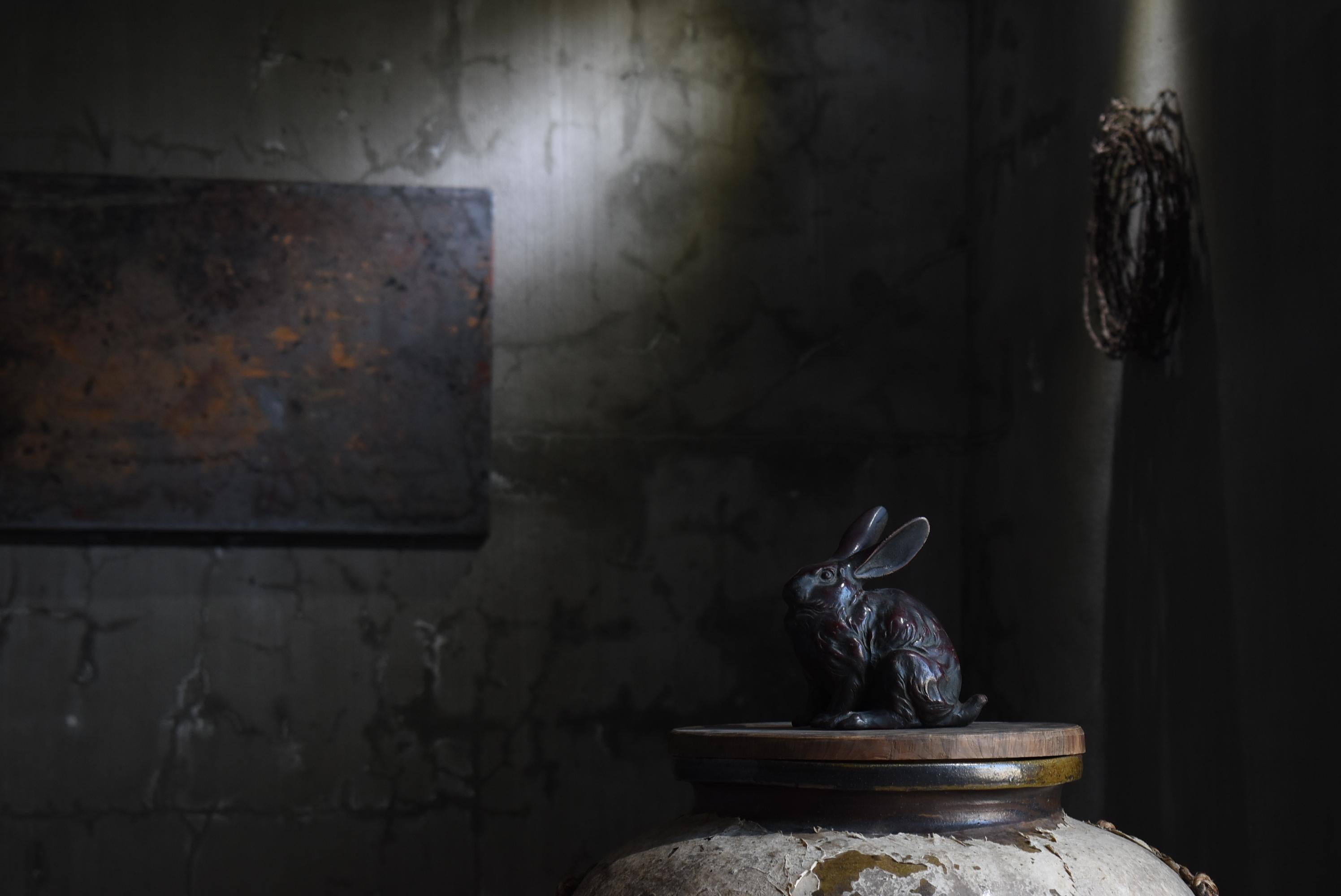 Dies ist eine alte japanische Kaninchenfigur aus Eisen.
Es stammt aus der mittleren Showa-Periode (1940er-1970er Jahre).
Er ist aus Gusseisen gefertigt.

Es ist ein japanisches Handwerk.
Es ist sehr aufwendig gemacht.
Es hat ein Gefühl von