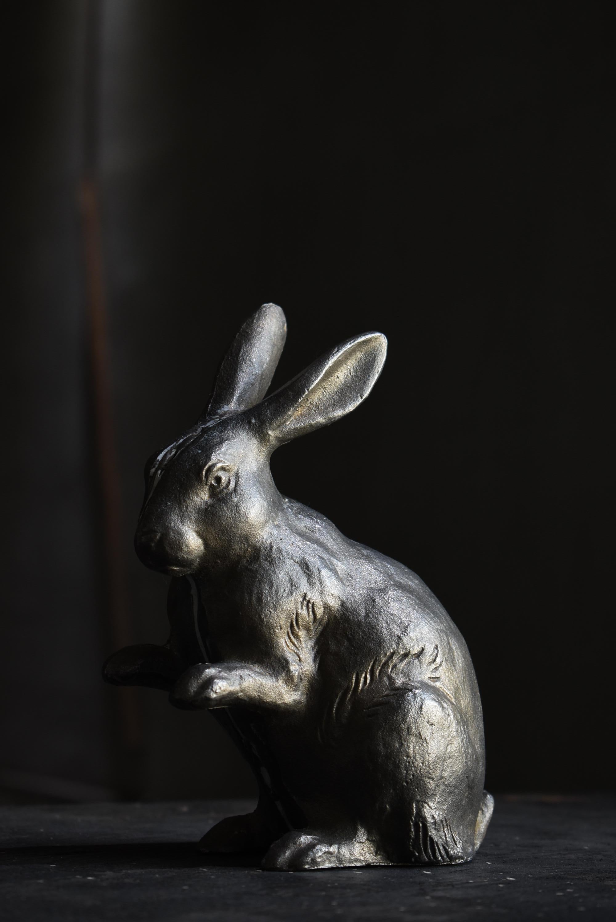 Japanisches altes Eisen Kaninchen, 1940er-1970er Jahre, Skulptur, Figur, Objekt, Wabi Sabi (Showa) im Angebot