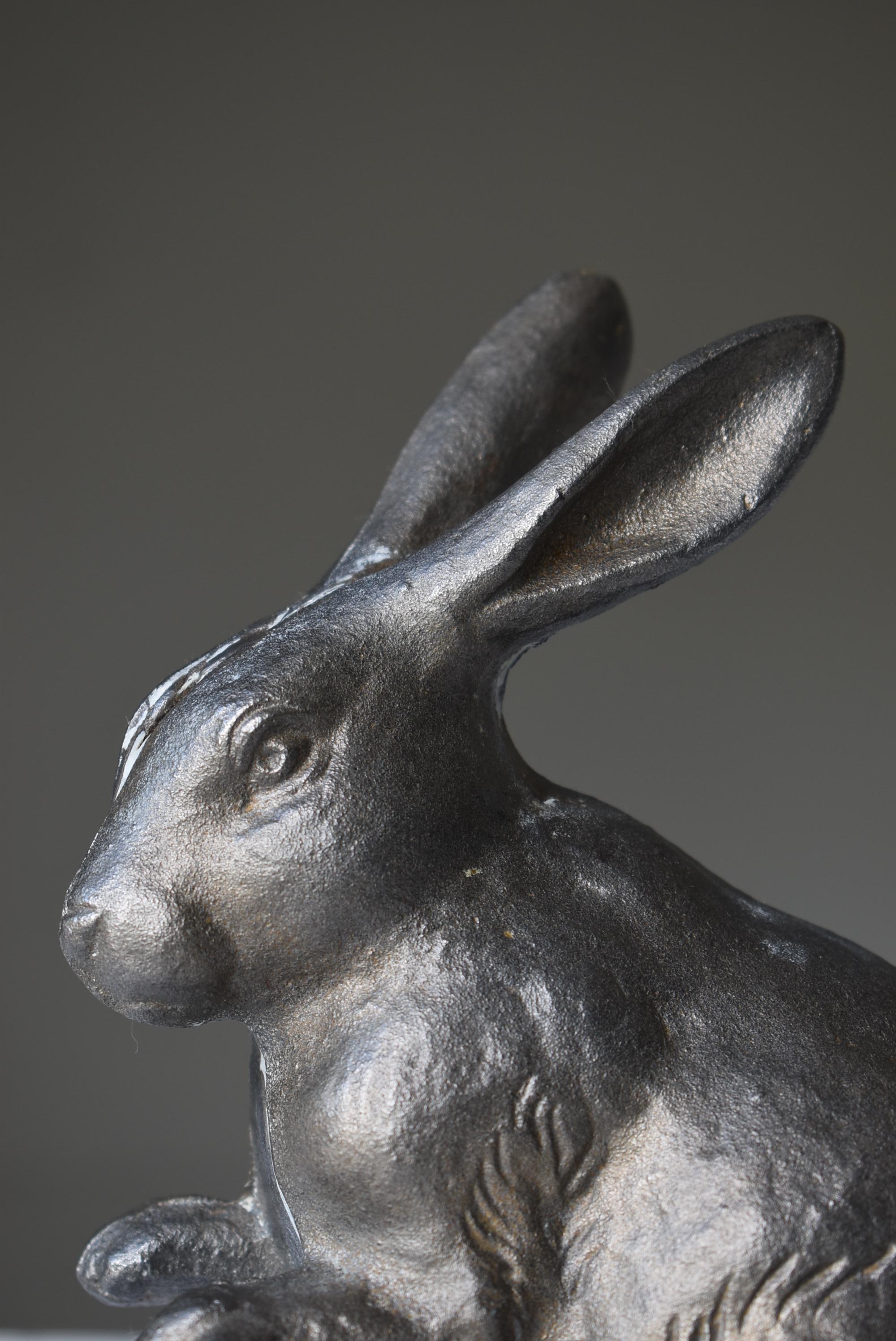 Japanisches altes Eisen Kaninchen, 1940er-1970er Jahre, Skulptur, Figur, Objekt, Wabi Sabi (20. Jahrhundert) im Angebot