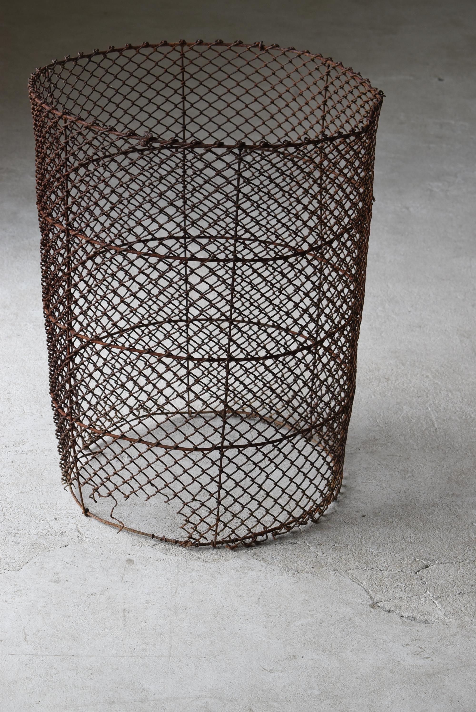 Japanese Old Iron Wire Basket 1960s-1980s / Plant Cover Wabi Sabi In Good Condition For Sale In Sammu-shi, Chiba
