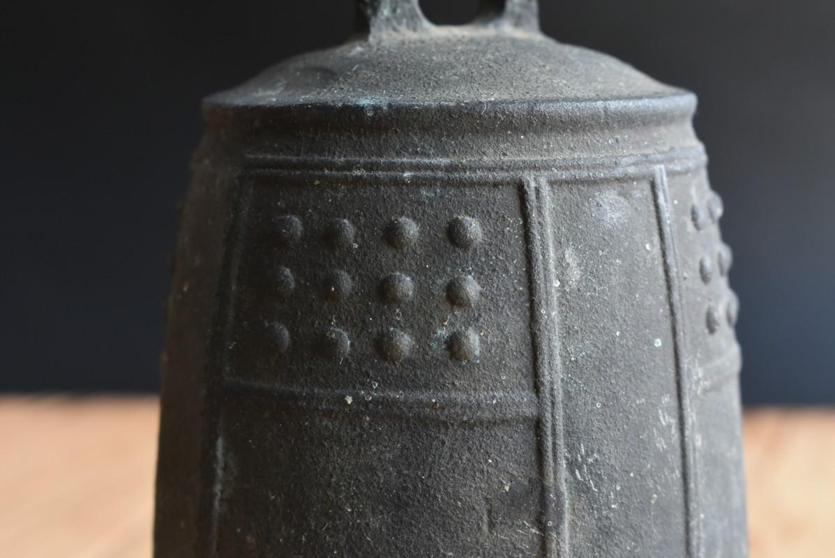 Japanese Old Little Bronze Hanging Bell / 1900-1960 / Traditional Design In Good Condition For Sale In Sammu-shi, Chiba