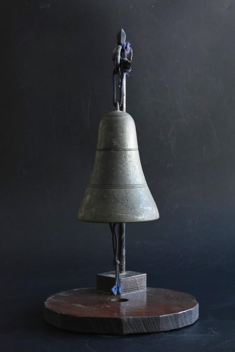 It is a bronze hanging bell from the old Taisho era to the middle of the Showa era (1926-1960) in Japan.
It's small, but it has a beautiful tone.
The shape is simple, but the design is beautiful.

It also comes with a pedestal to hook this
