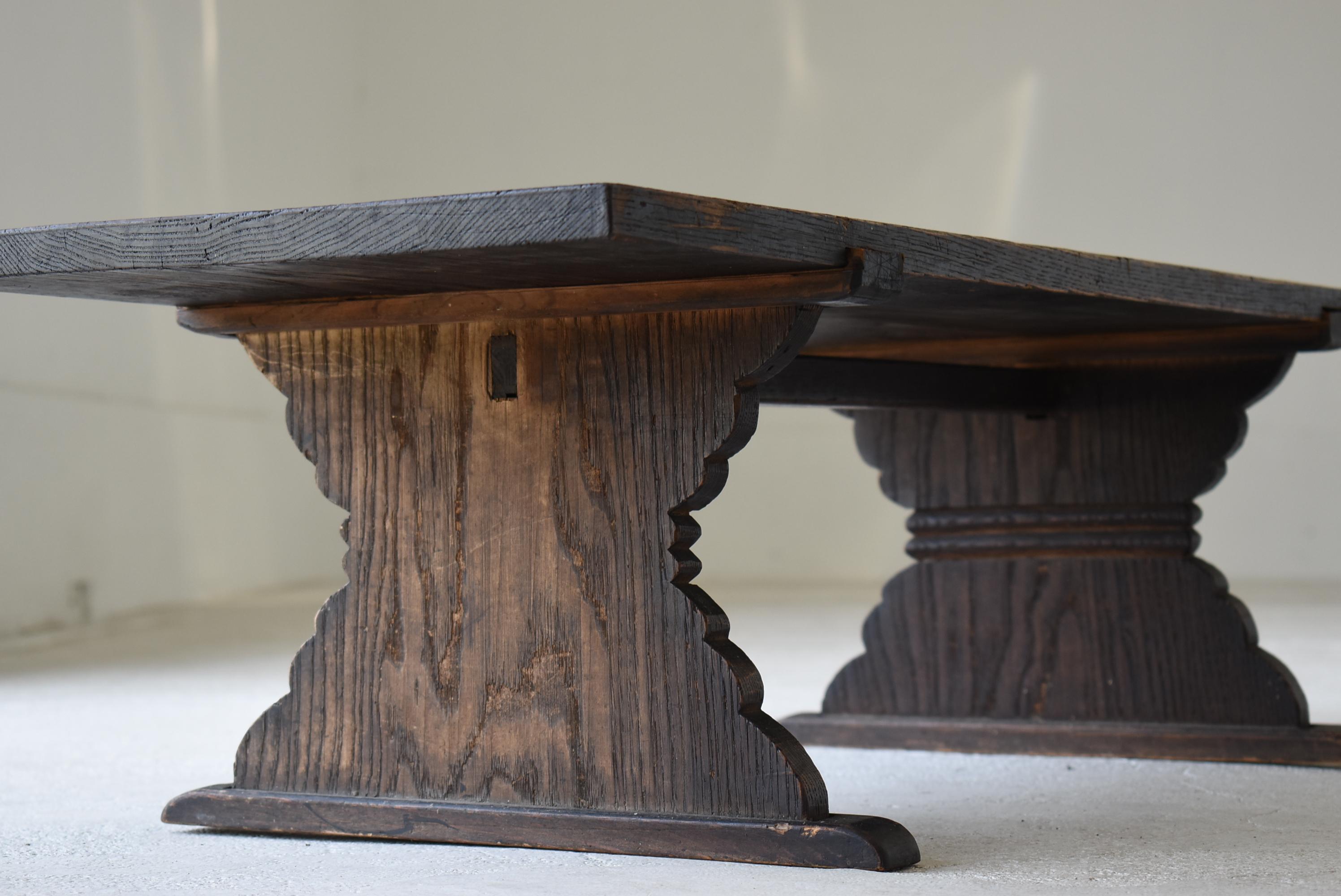 This desk was made in Japan from the latter half of the Edo period to the Meiji period.
In old Japan, people used to sit on the floor to eat and study.
It is mainly a desk for study and office work.
In the Edo period, there was a facility to