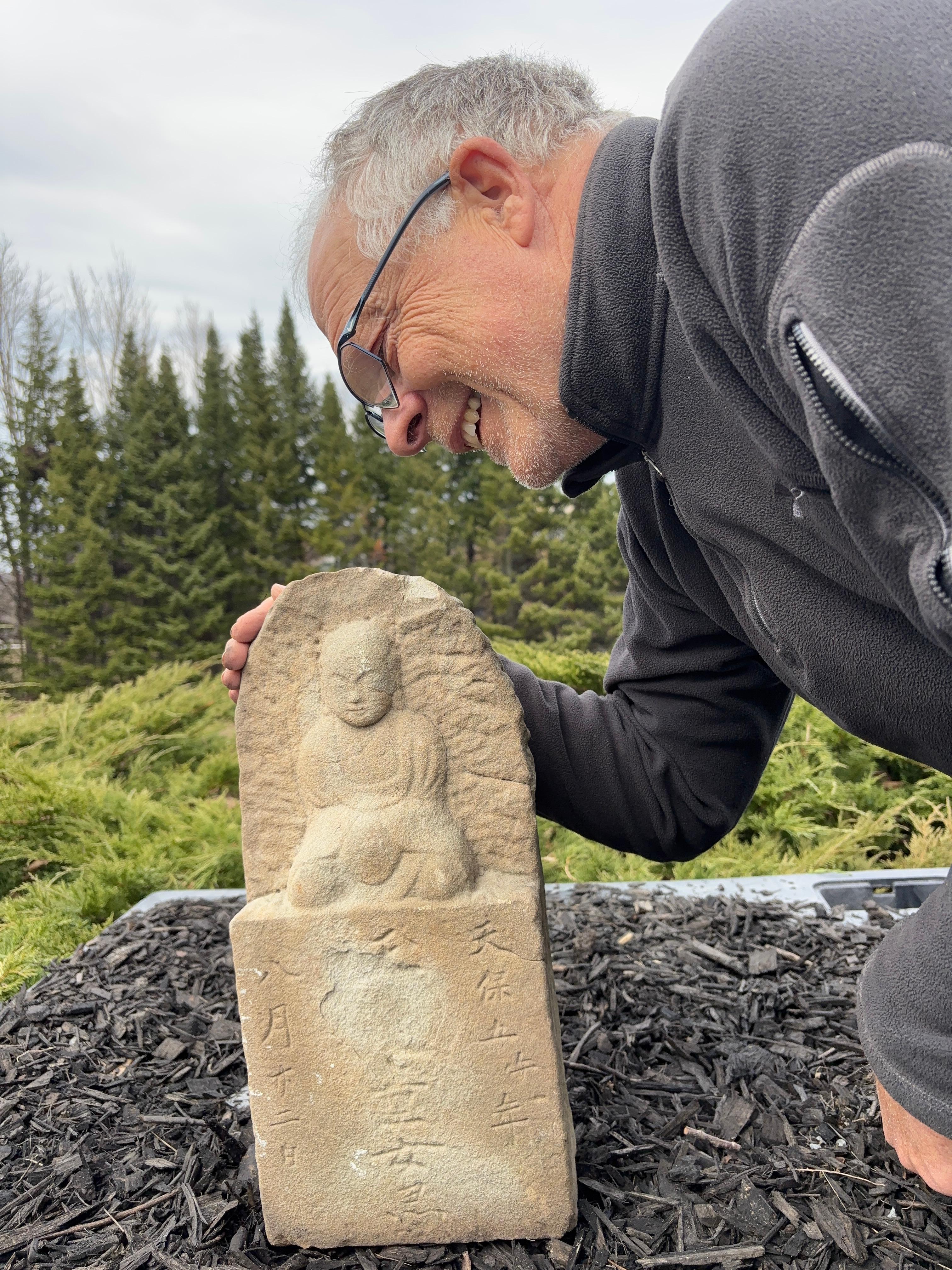 Bouddha commémoratif simple

A  Buddha assis en pierre unique en méditation et qui s'assoit complaisamment avec Kanj gravé de part et d'autre de cette sculpture.

Bon candidat pour le jardin

Au Japon, Kṣitigarbha, connu sous le nom de Jizō ou, plus
