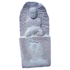 Vecchio Buddha seduto in pietra commemorativa giapponese, 18 pollici