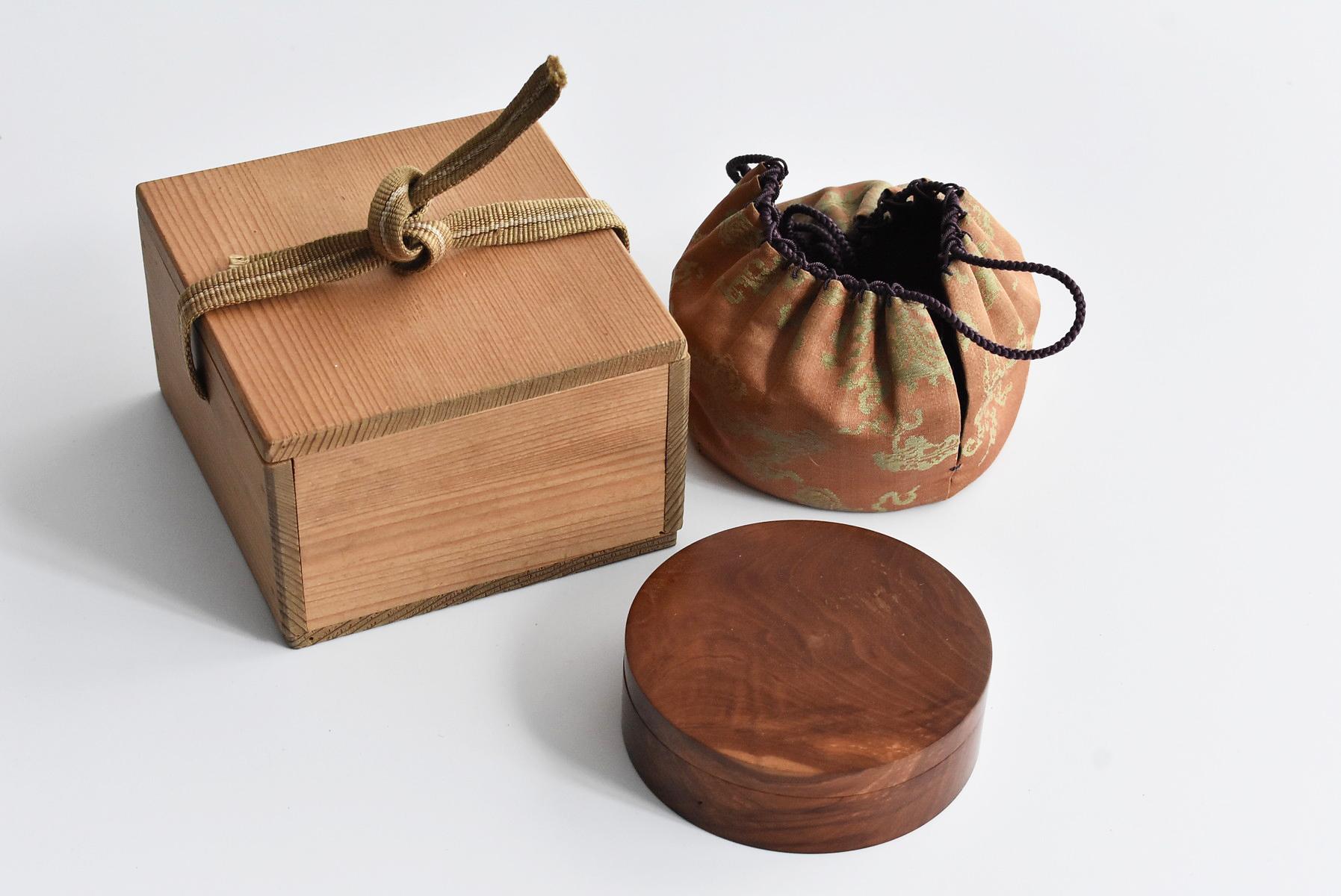 This is a container for incense made in Japan around the Taisho to mid-Showa period.
It is made of mulberry.

Mulberry is a high-grade wood that has long been used for fine furniture and furnishings in Japan.
The grain of the wood is very