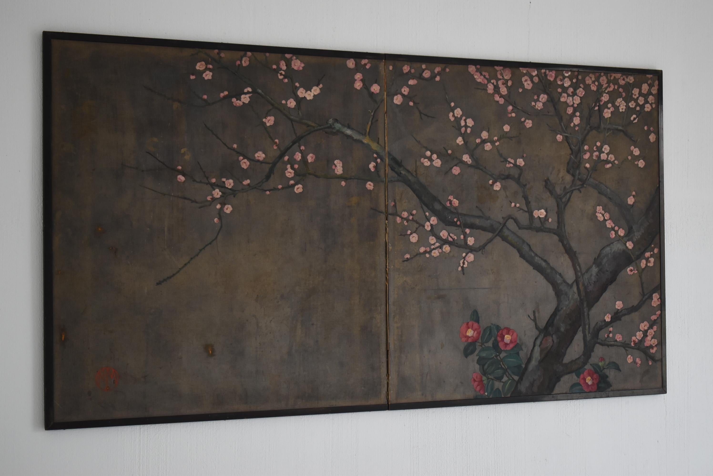 The picture is drawn on an old Japanese folding screen.
The author is unknown.
The era will be from 1900 to 1940.

Sakura and camellia are drawn.
You can feel the four seasons of Japan, 