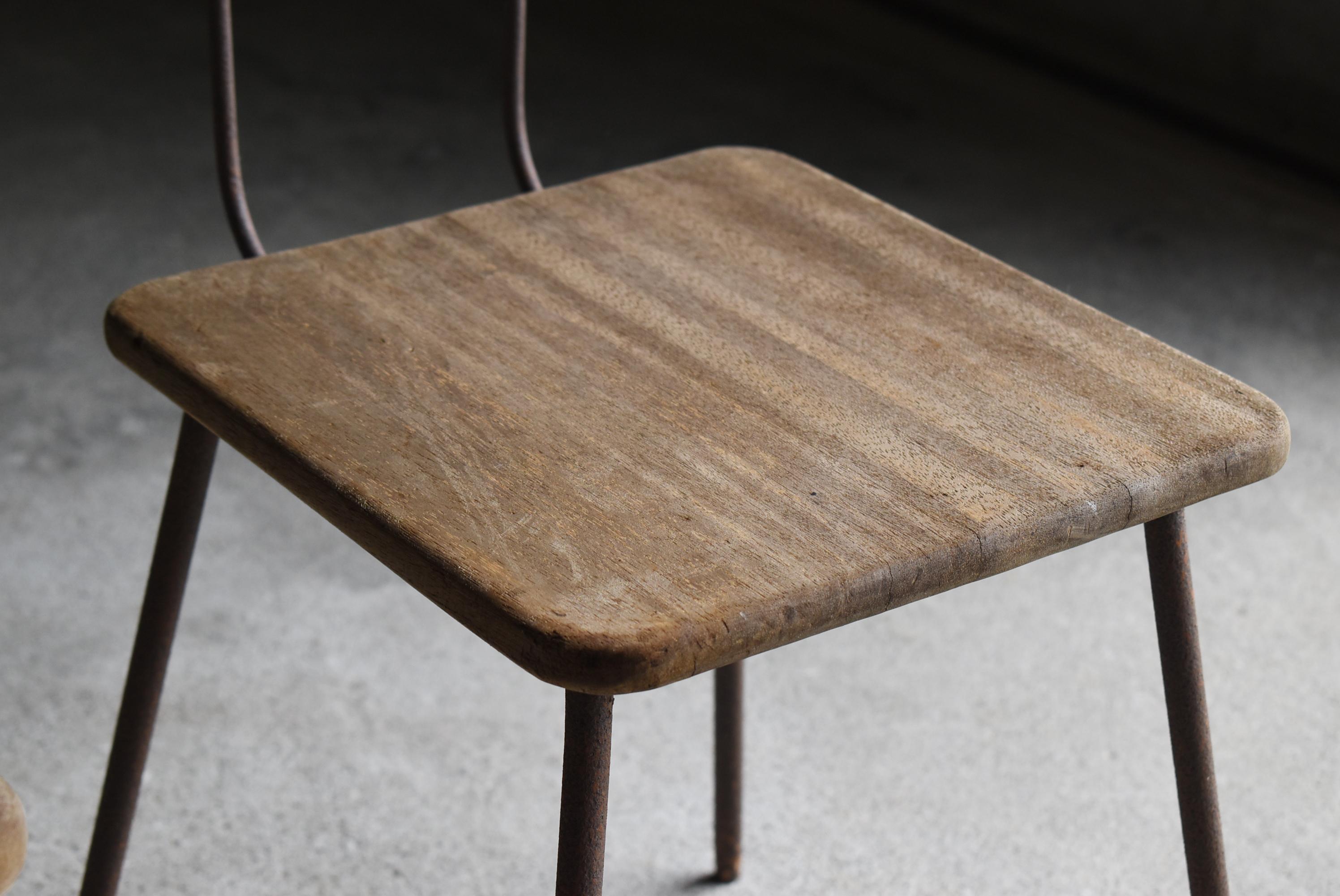 Japanisches altes Stuhlpaar 1940er-1960er Jahre / Moderne Beistellstühle Wabisabi (Eisen) im Angebot