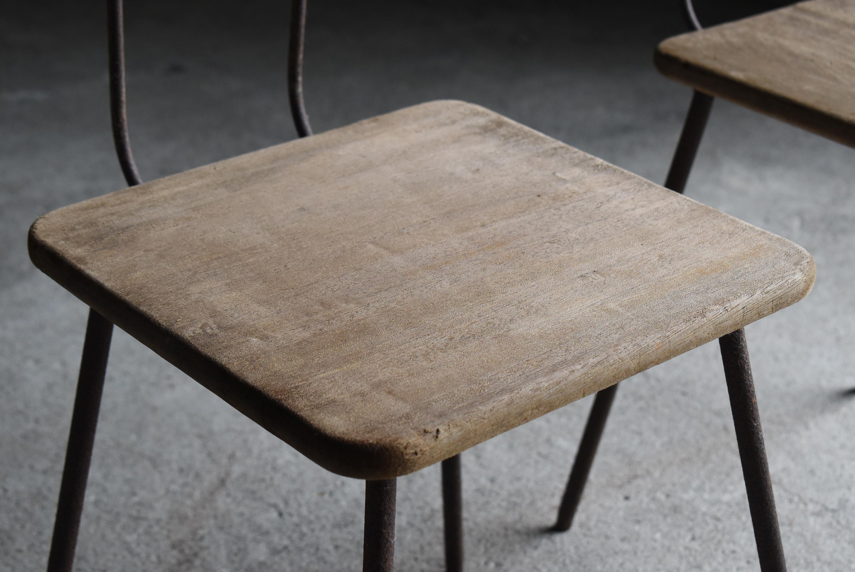 Japanisches altes Stuhlpaar 1940er-1960er Jahre / Moderne Beistellstühle Wabisabi im Angebot 1