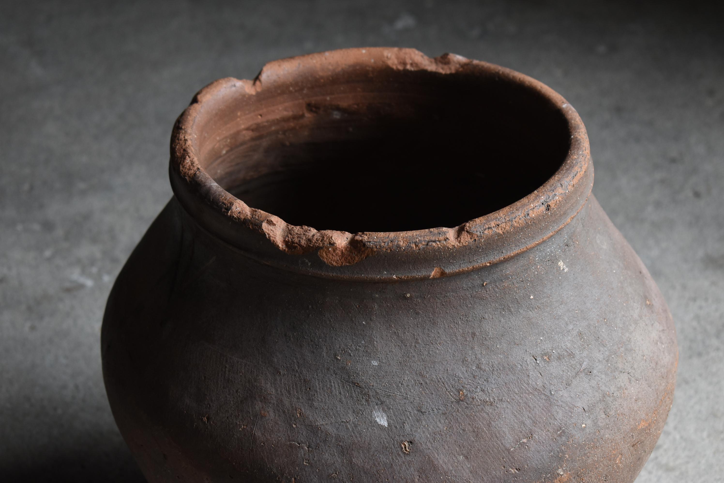 It is a jar baked in Aichi prefecture, Japan.
The era seems to be the Muromachi period (1500 to 1600).
This is very rare.

The shape is good and it has a taste.
There is repair of cracks, but it is very solid.

Enjoy the world of