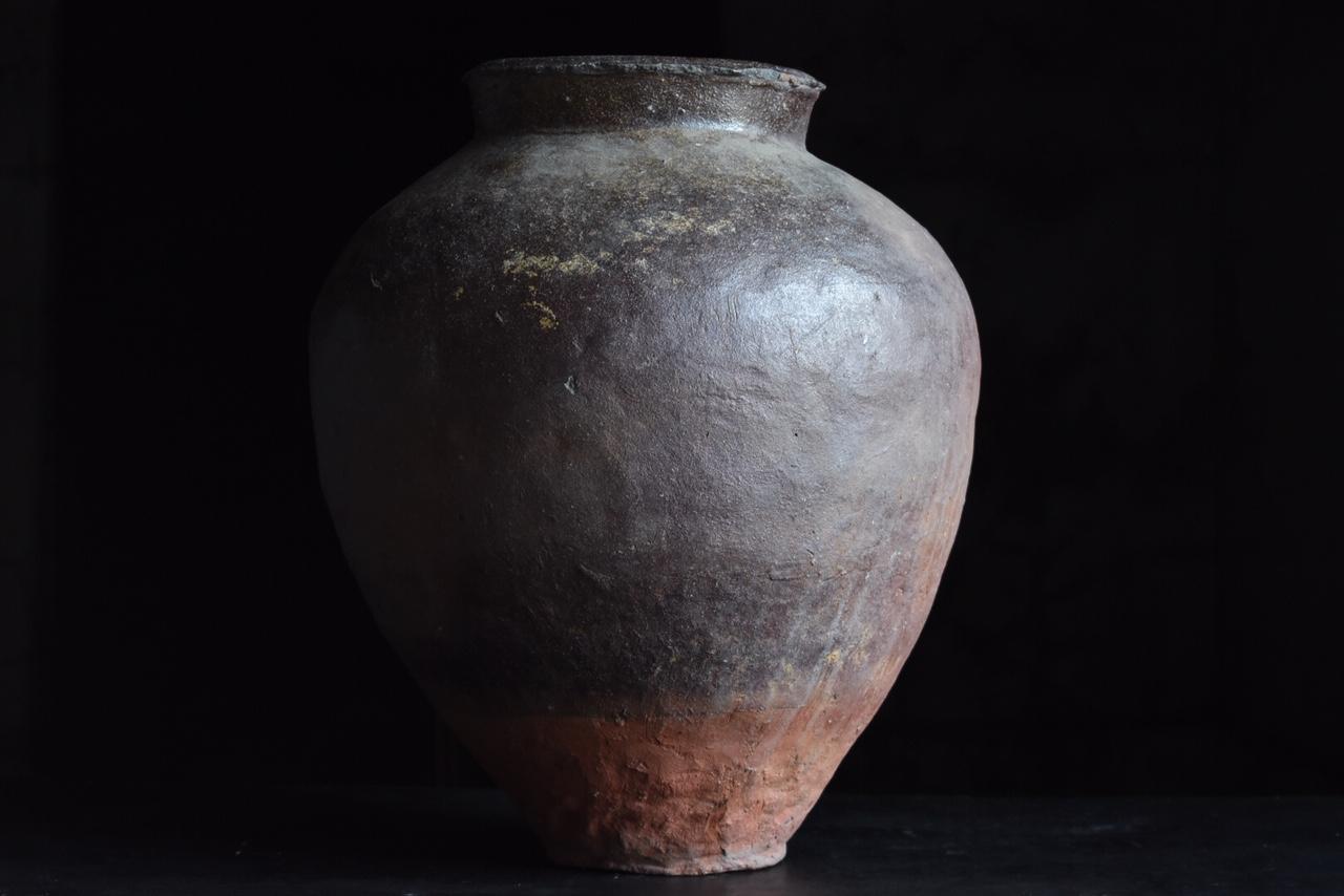 It is a jar baked in Japan's Tokoname (Aichi Prefecture).
The era seems to be the Edo period (1700-1800).

In Japan, this jar was used to carry water.
It has some cracks, but it is strong.

It's done its job, but it's enough to put it aside