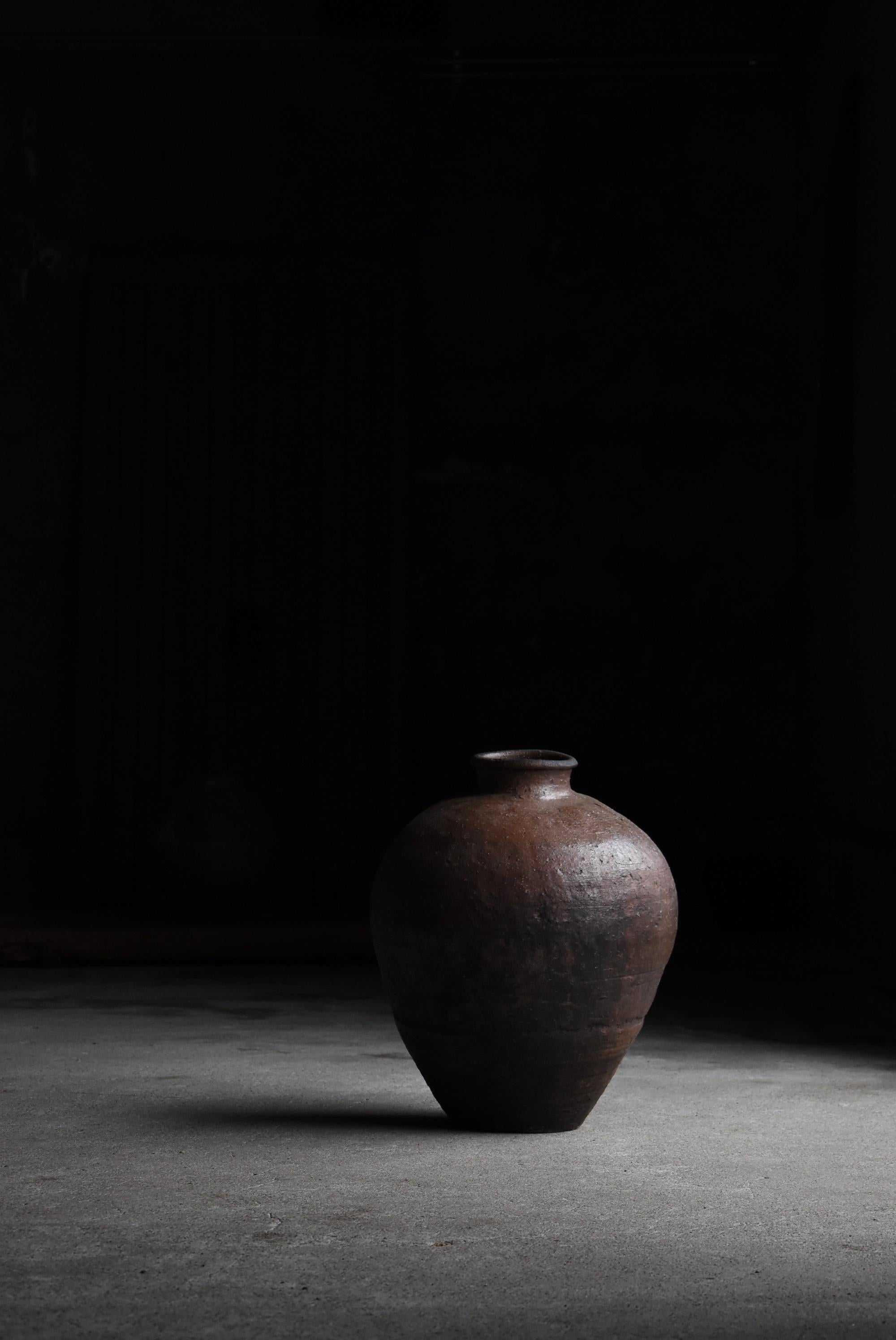 It is an old large jar baked in Shiga prefecture (Shiga prefecture) in Japan.
It seems to be in the latter half of the Edo period (1800-1860).
Used for storing tea leaves.

It tastes great over time.
It has a smart and beautiful
