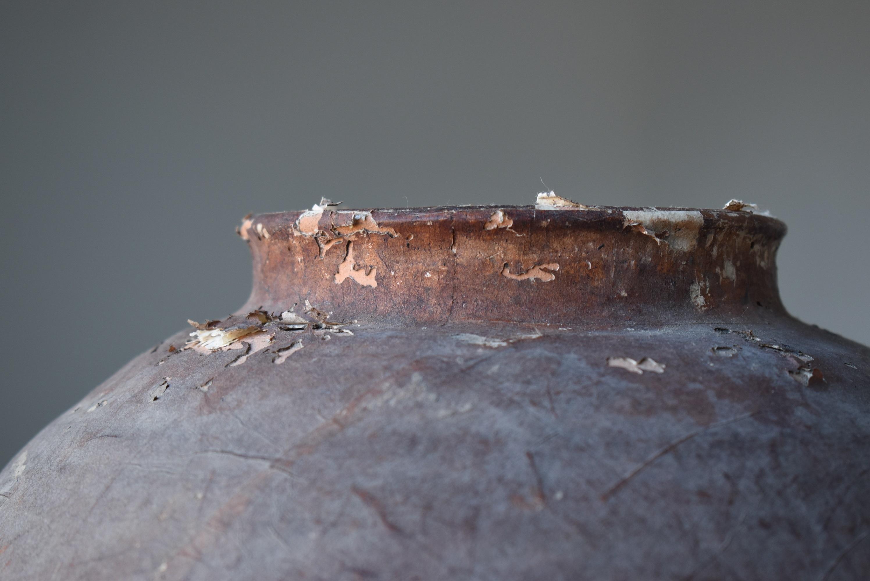 It is an old Japanese pottery.
It is an item from the Edo period (1800s-1860s).
The pottery is covered with paper.

The paper is peeled off, but it is a beautiful landscape like an abstract painting.
It has an overwhelming presence.
It is a