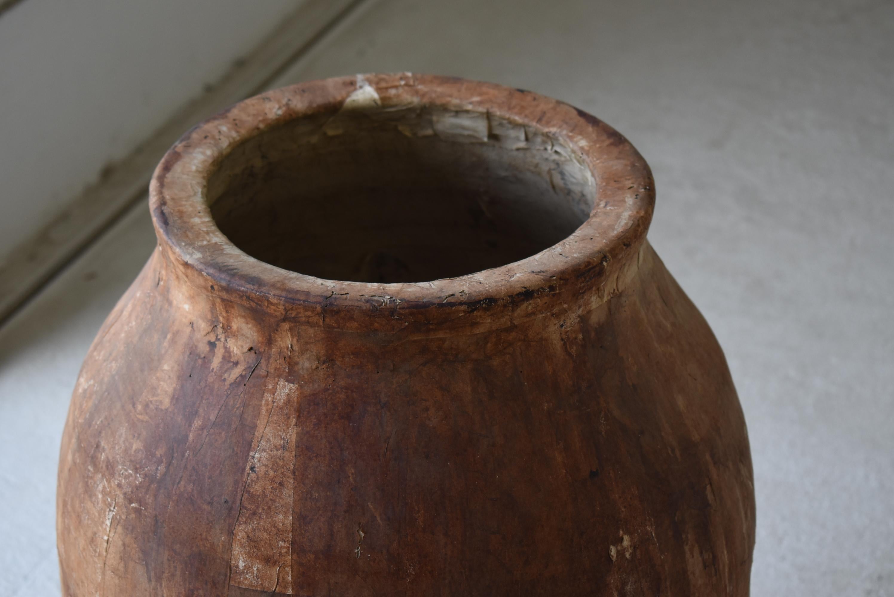 It is a jar baked in Shigaraki (Shiga Prefecture) in Japan.
It seems to be from the Edo period to the Meiji period (1800-1900).

It is used to store tea leaves.
The pottery is covered with paper.
The reason is that it has the effect of