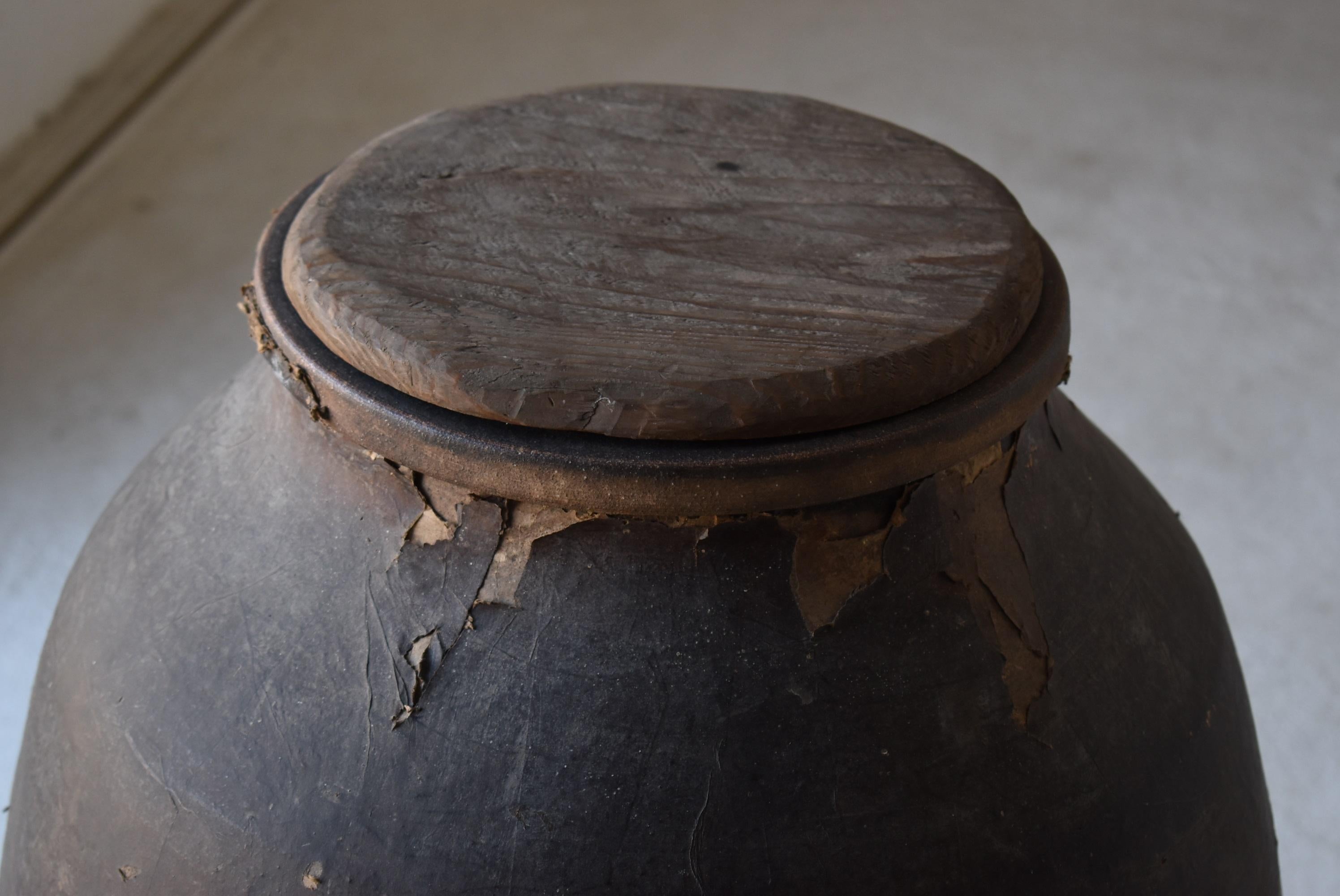 It is a jar baked in Shigaraki (Shiga Prefecture) in Japan.
It seems to be from the Edo period to the Meiji period (1800s to 1900s).
A set of wooden lids.

It is used to store tea leaves.
The pottery is covered with paper.
The reason is that