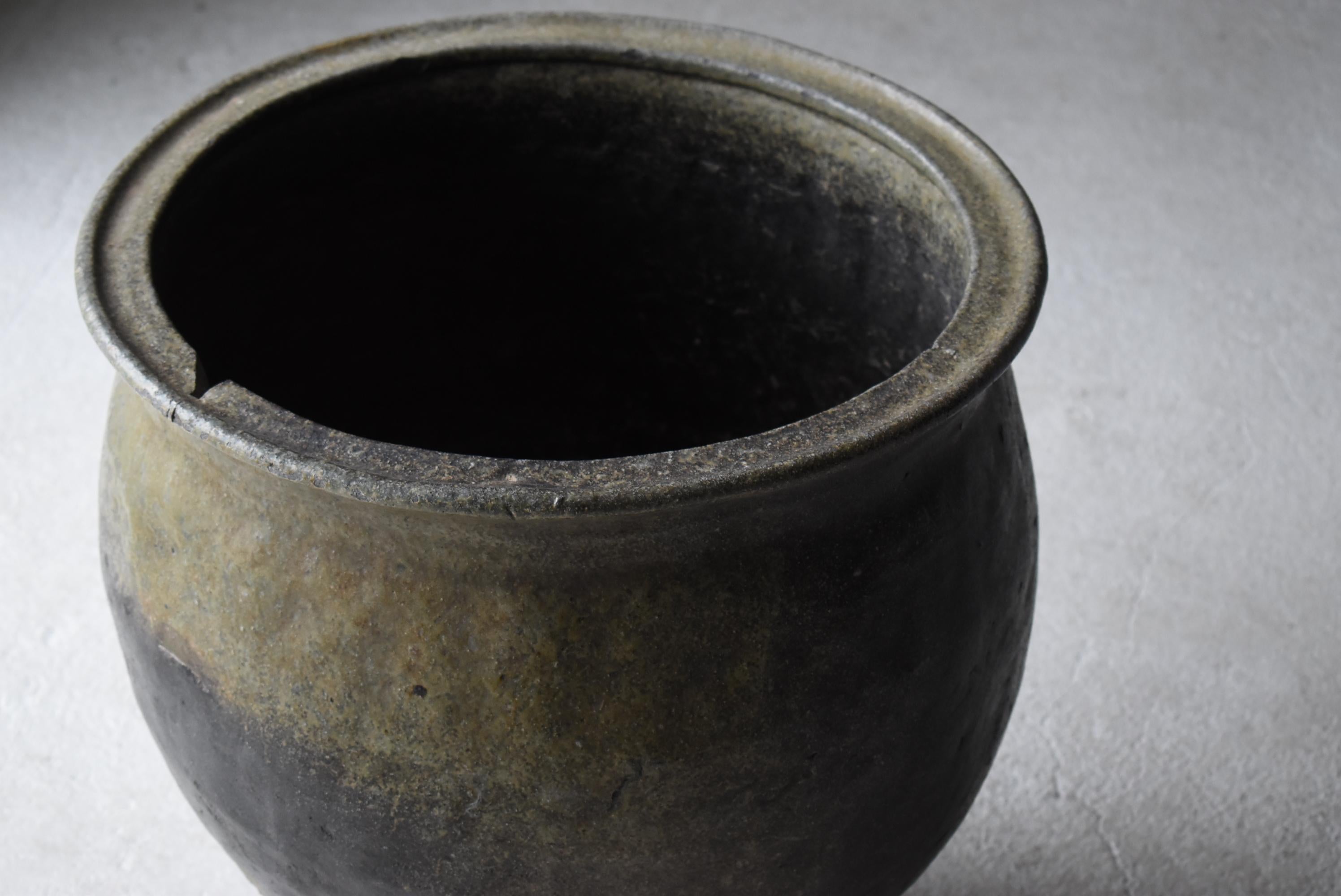 It is a jar baked in Japan's TOKONAME (Aichi Prefecture).
The era seems to be the Edo period (1750-1860).

In Japan, this jar was used to carry water.

It's done its job, but it's enough to put it aside and look at it.

Even in Japan, such